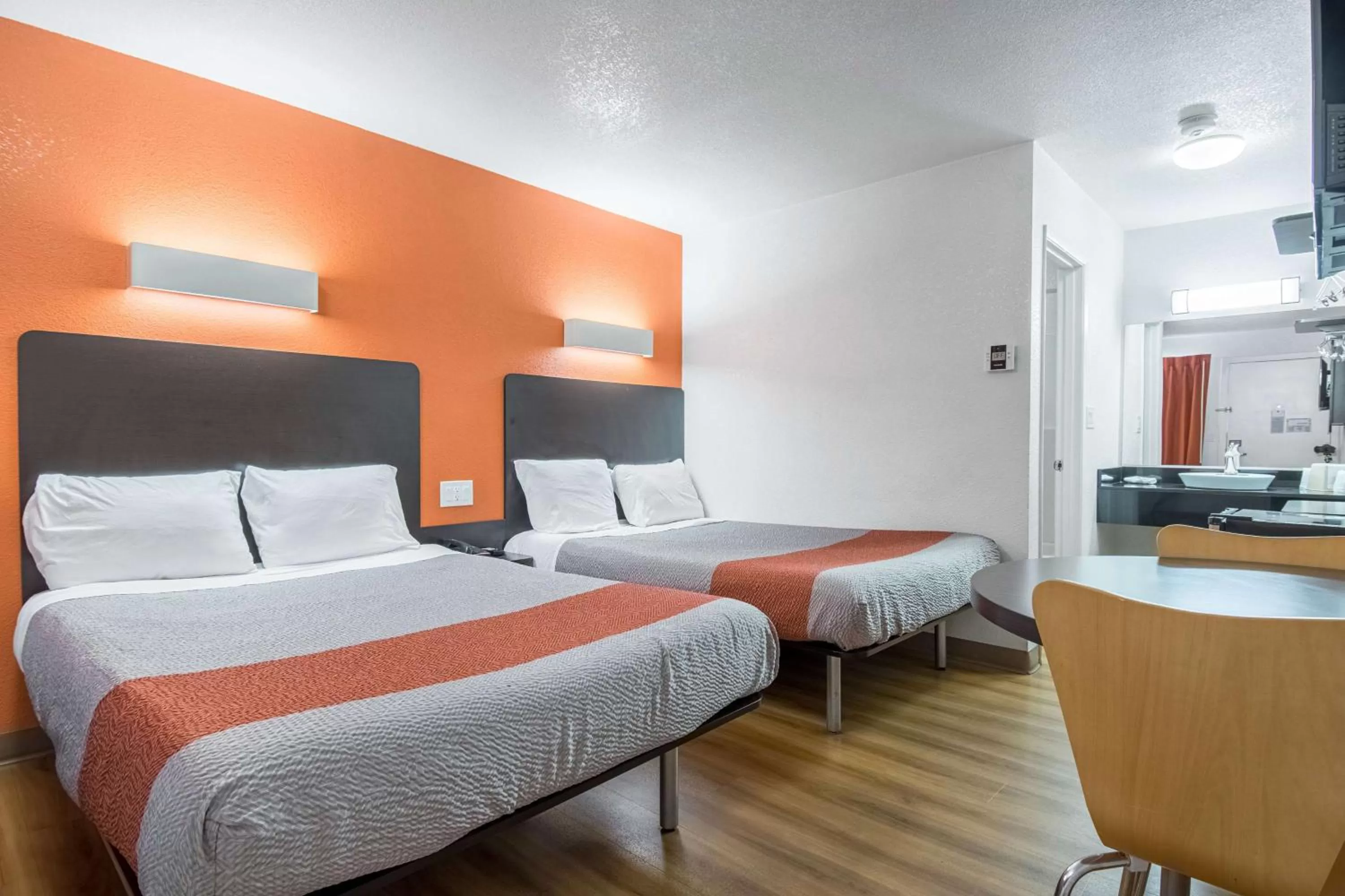 TV and multimedia, Bed in Motel 6 Bakersfield