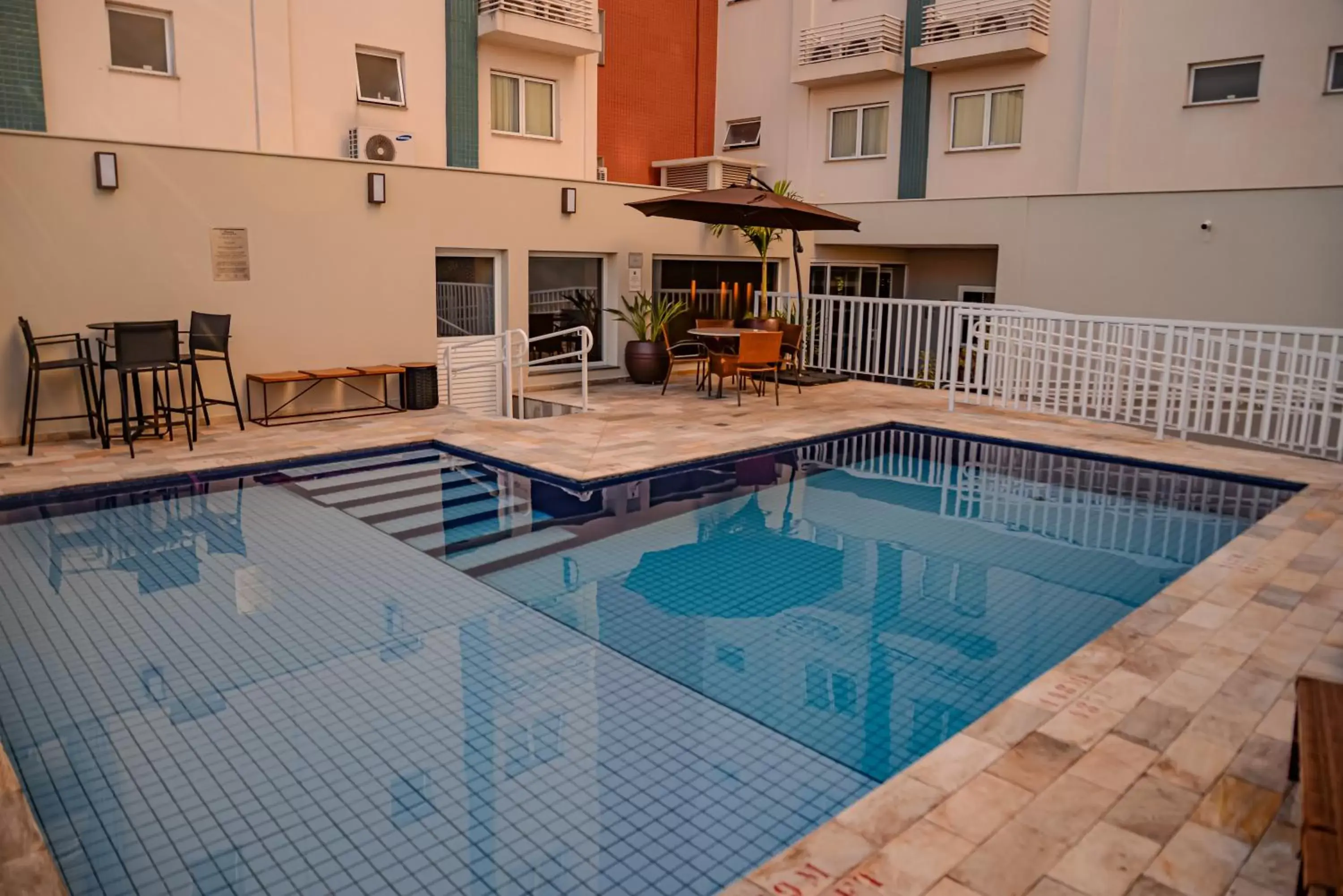 Swimming pool in Comfort Hotel Bauru Swimming pool in Comfort Hotel Bauru