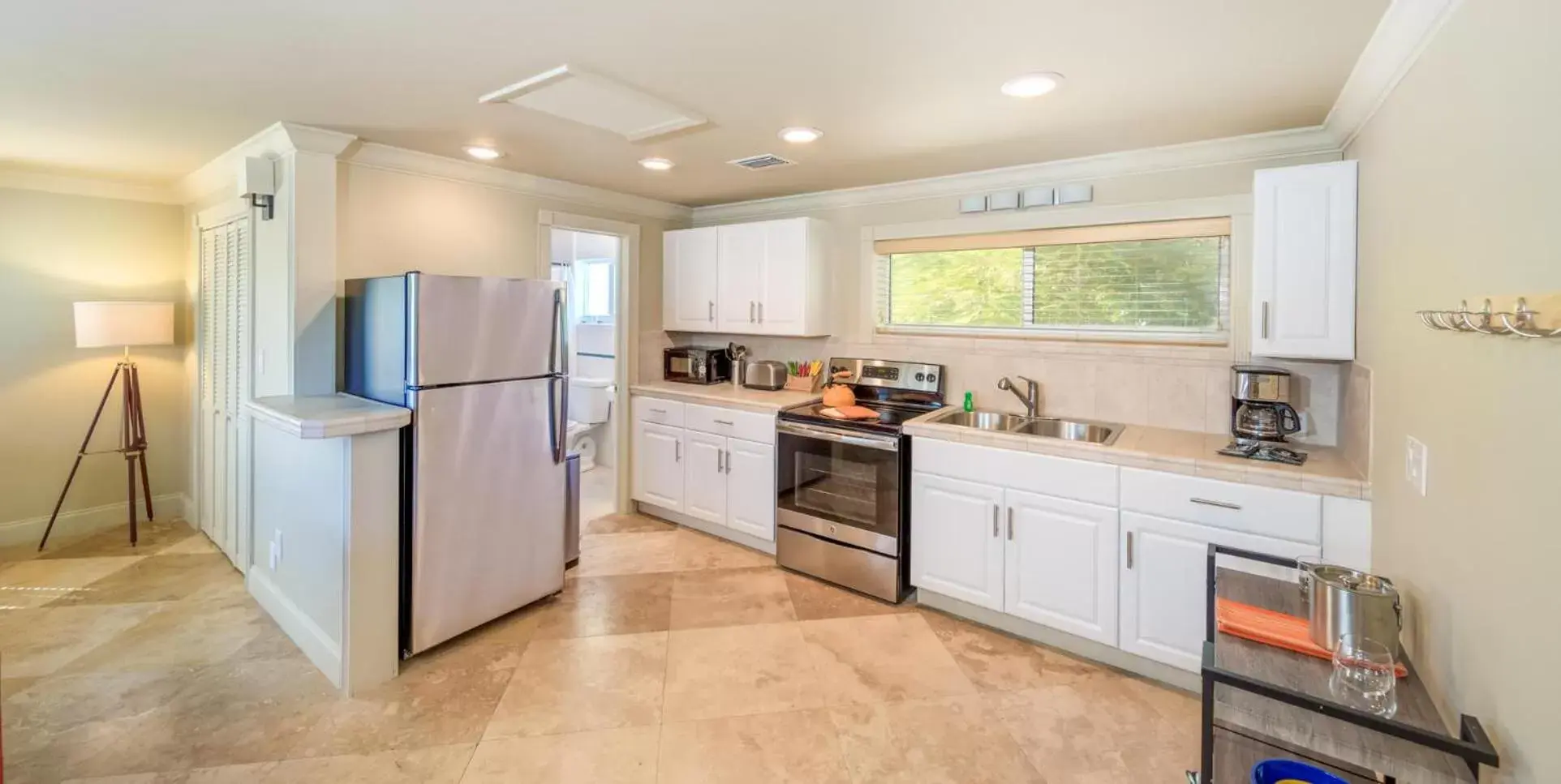 Kitchen or kitchenette, Kitchen/Kitchenette in Lime Tree Bay Resort