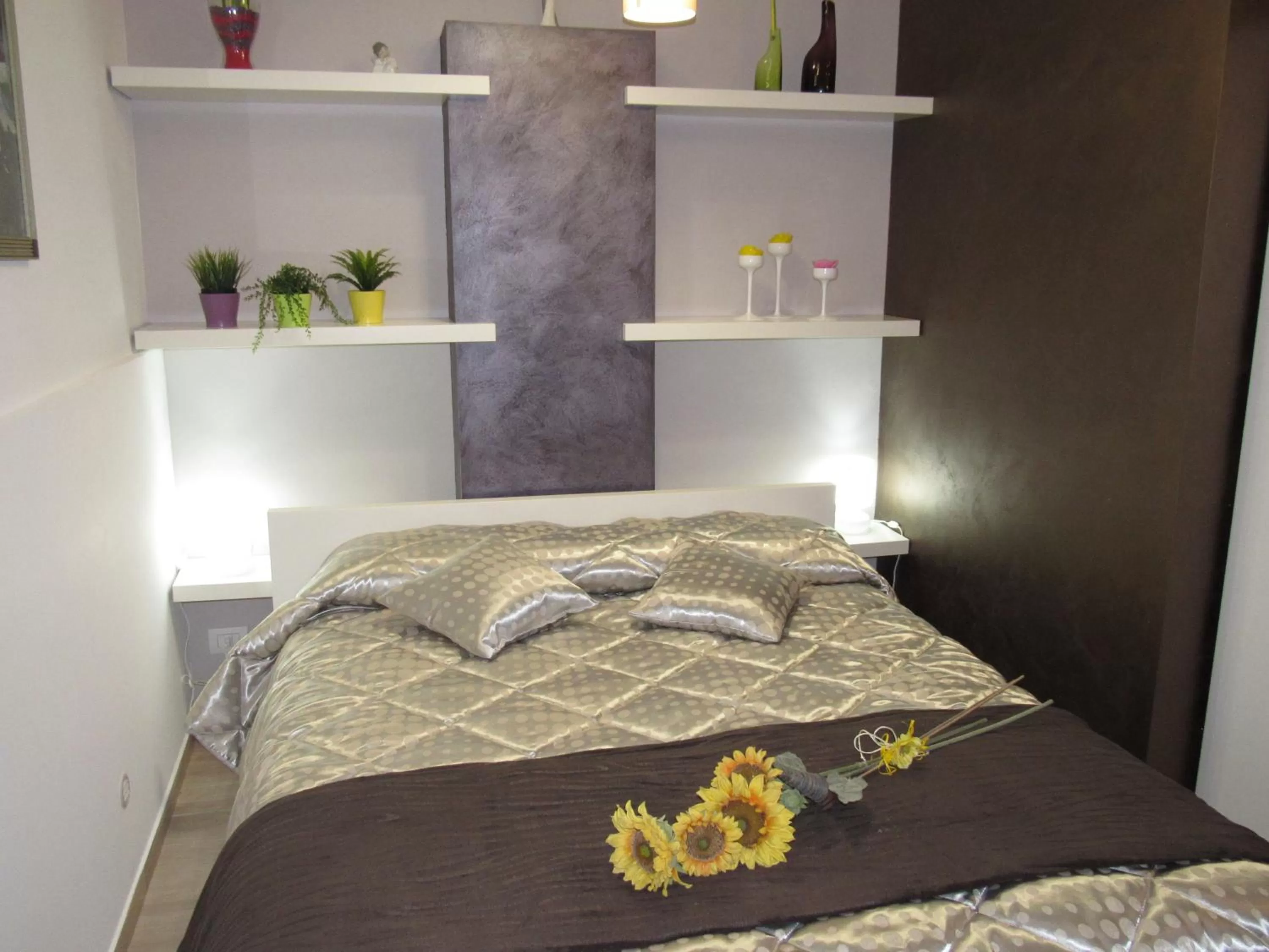 Decorative detail, Bed in La Voce del Violino