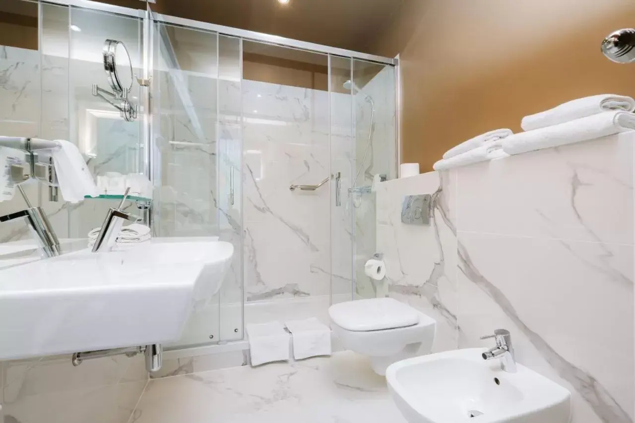 Shower, Bathroom in Best Western Hotel Cristal