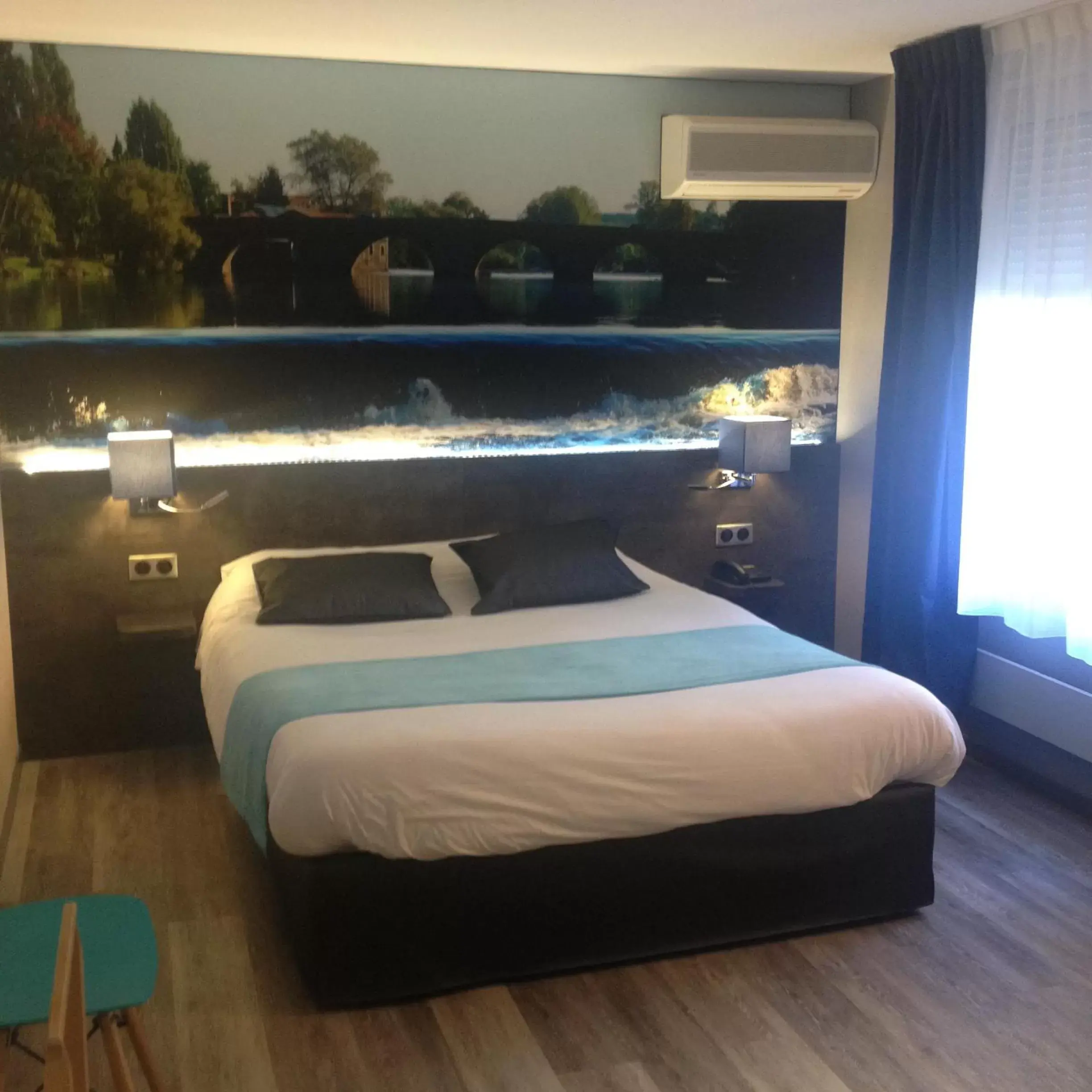 Bedroom, Bed in The Originals City, Hôtel Le Boeuf Rouge, Limoges (Inter-Hotel)