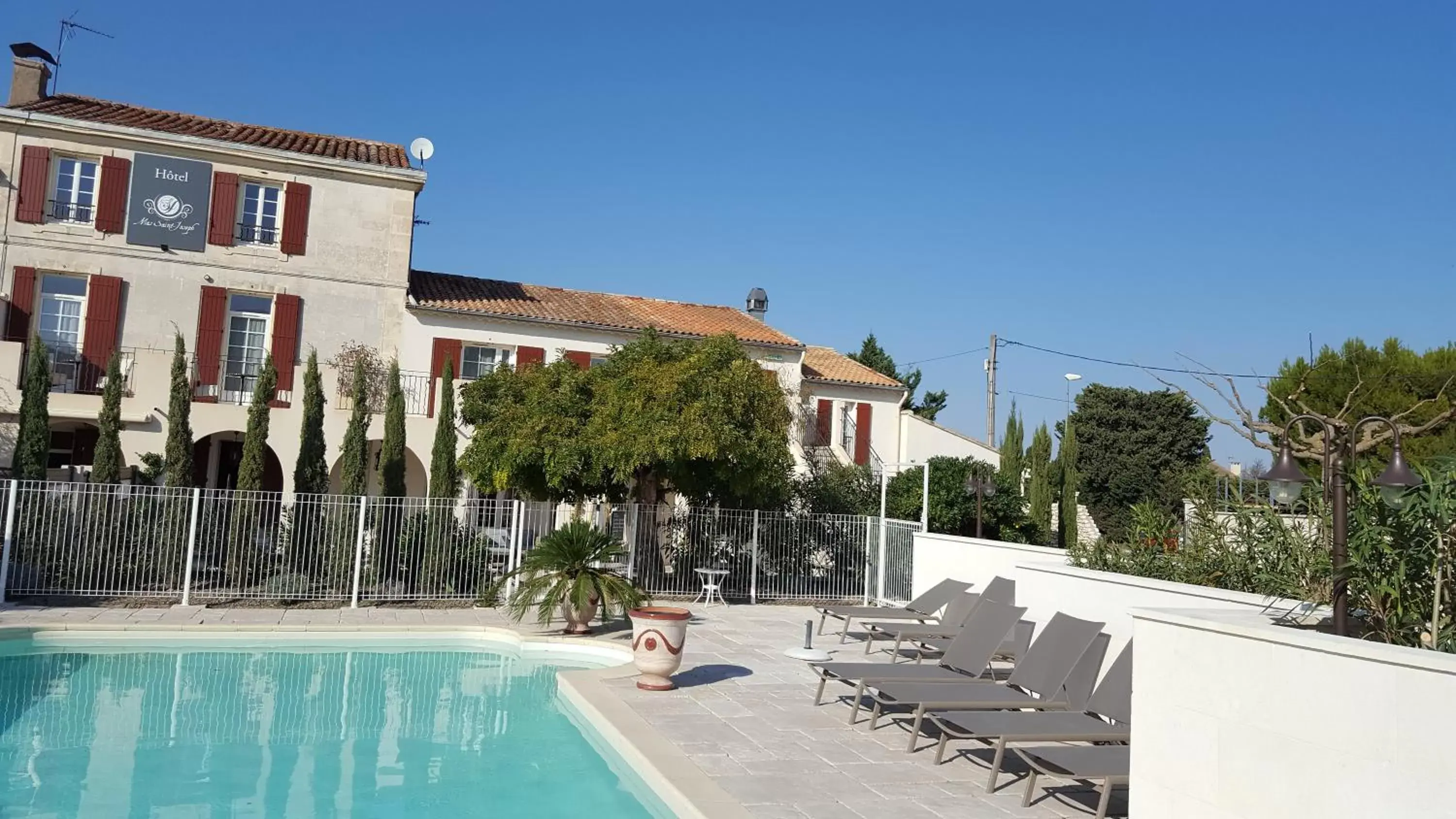 Property building, Swimming Pool in Hotel Le Mas Saint Joseph