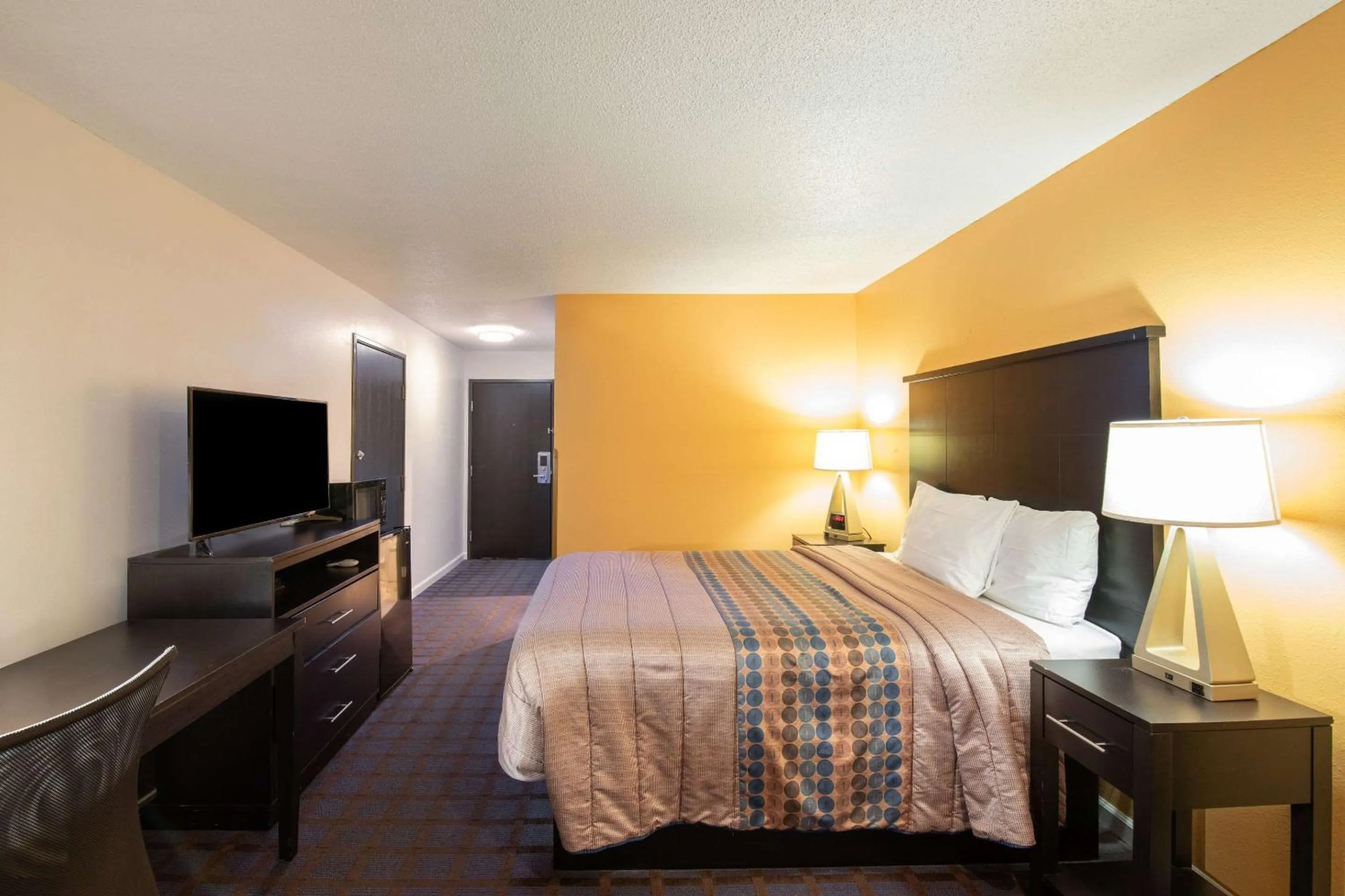 Bedroom, Bed in Rodeway Inn Red Oak