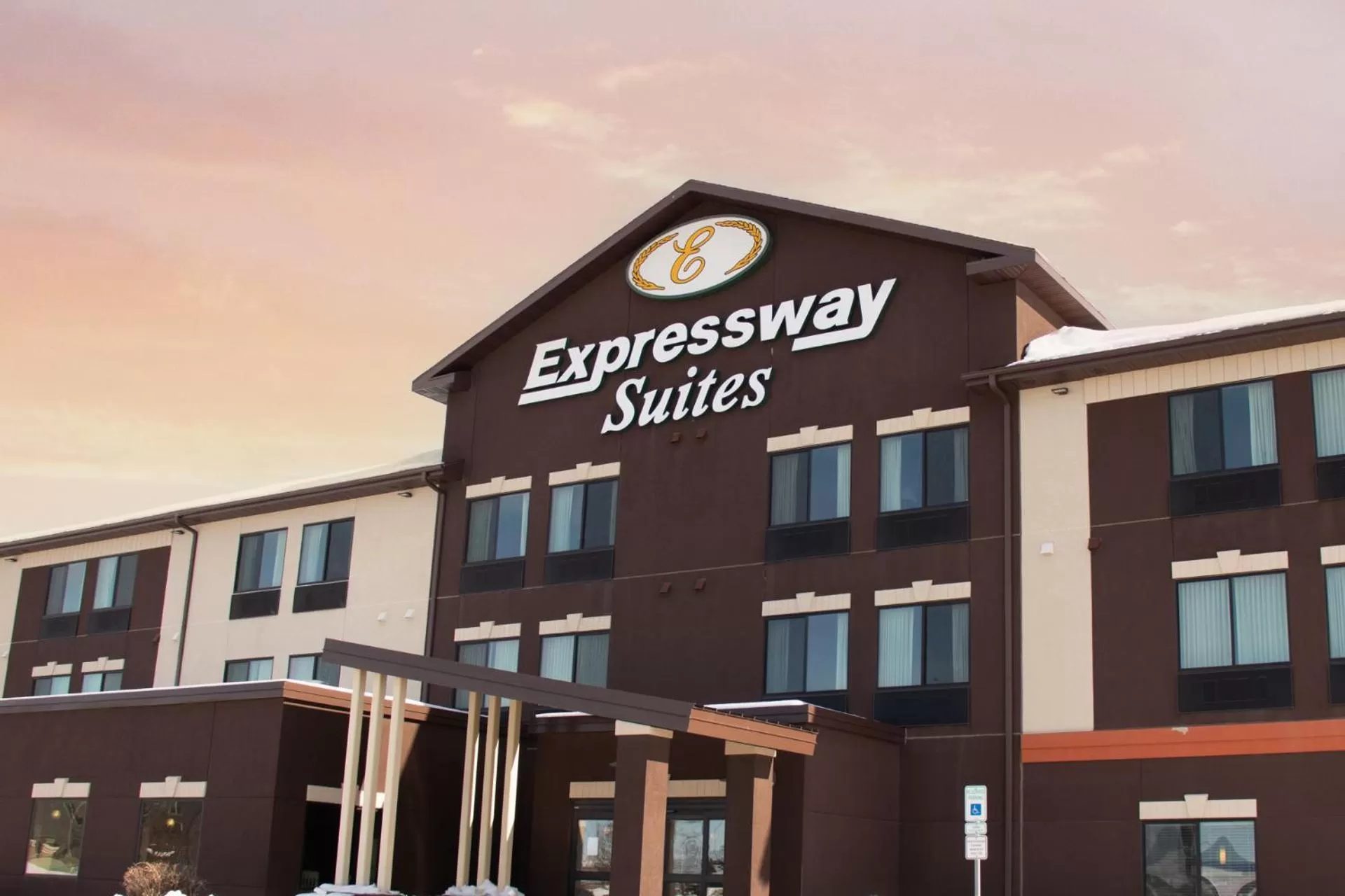 Property building in Expressway Suites of Grand Forks