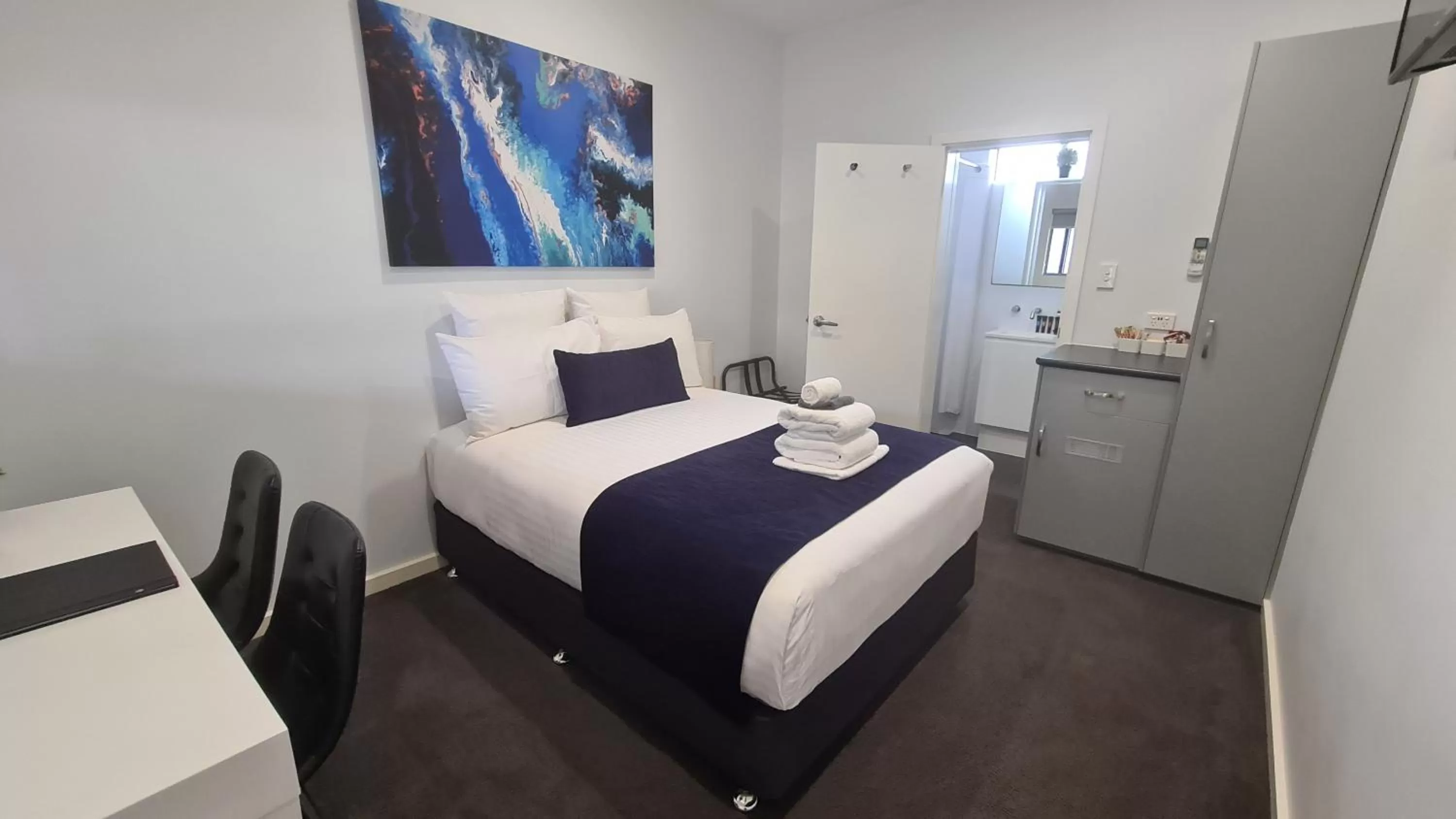 Bedroom, Bed in The Avenue Inn