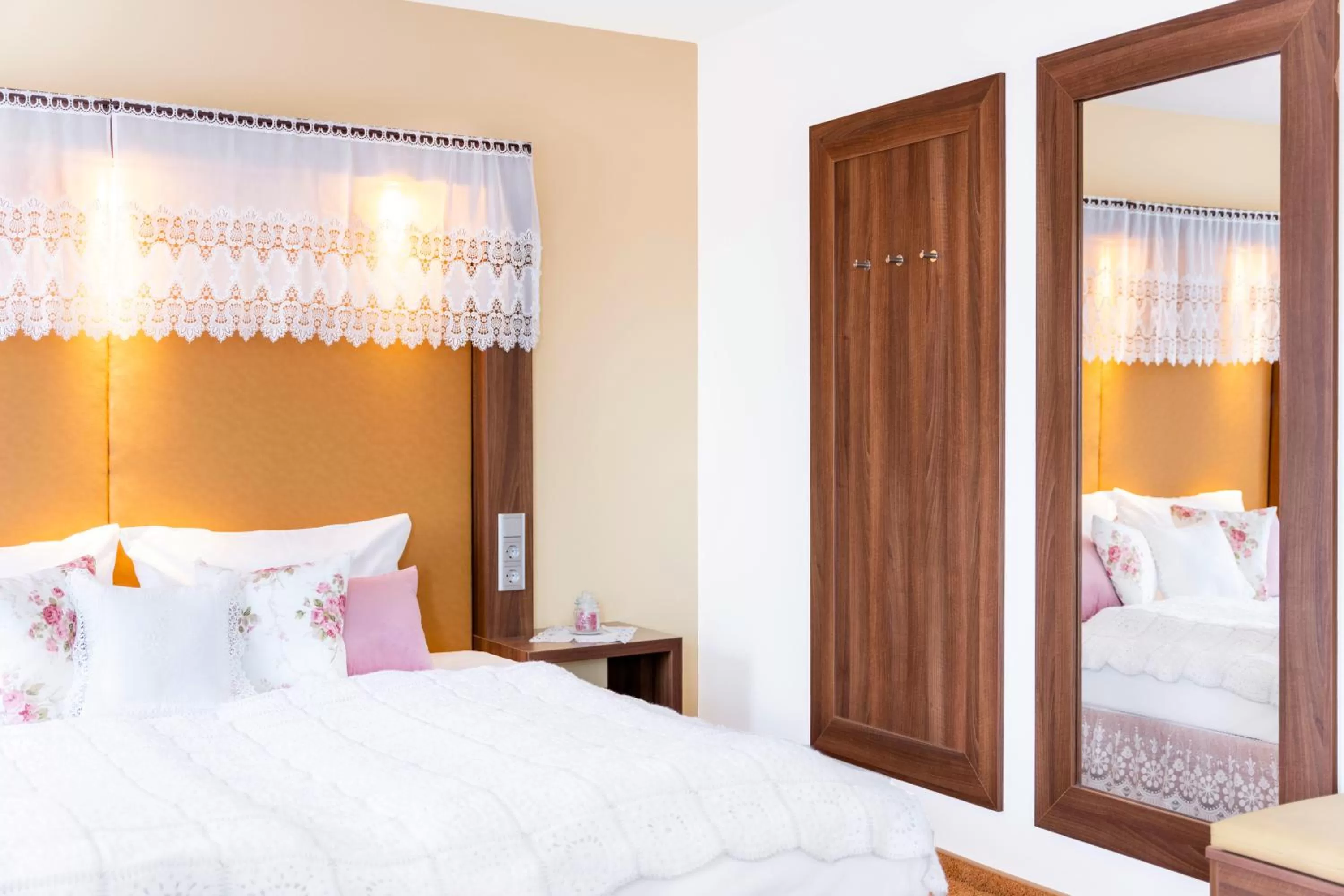 Bed in Tante ALMA's Mannheimer Hotel