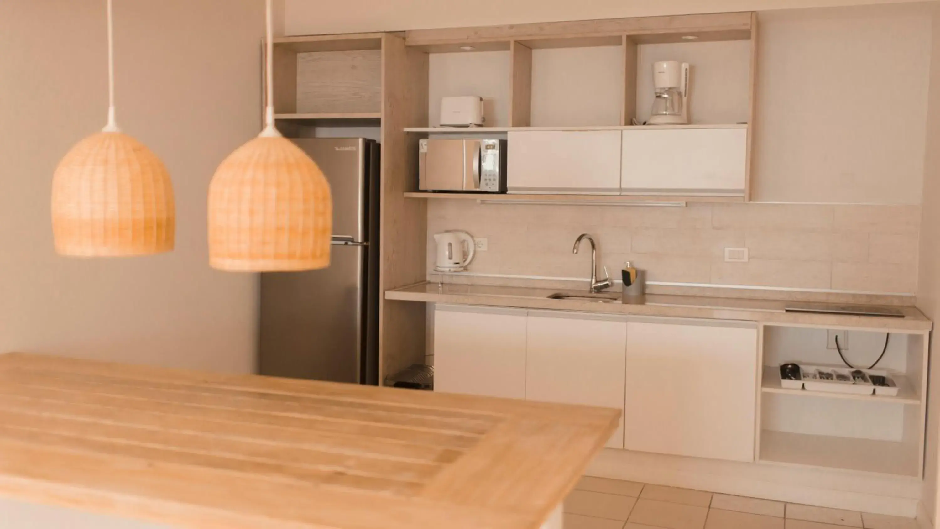 Dining area, Kitchen/Kitchenette in Atlantico Boutique Hotel