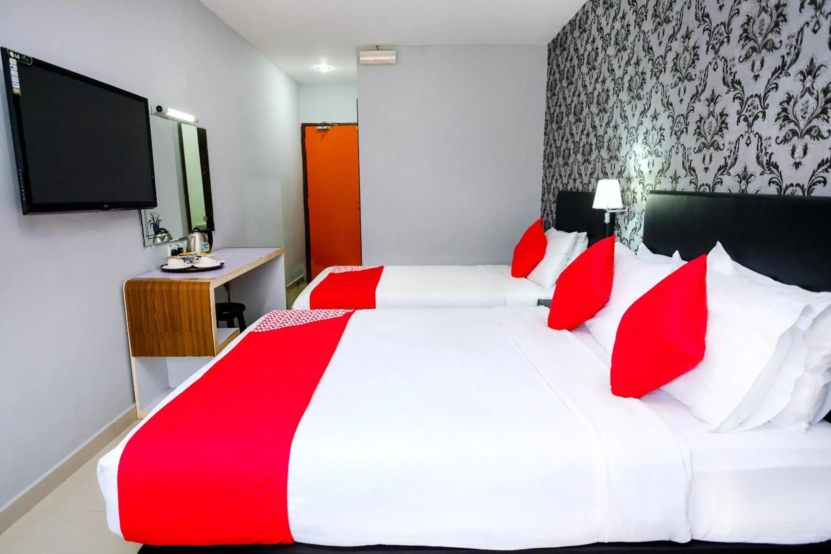 Bedroom, Bed in Super OYO 546 Grand City Hotel