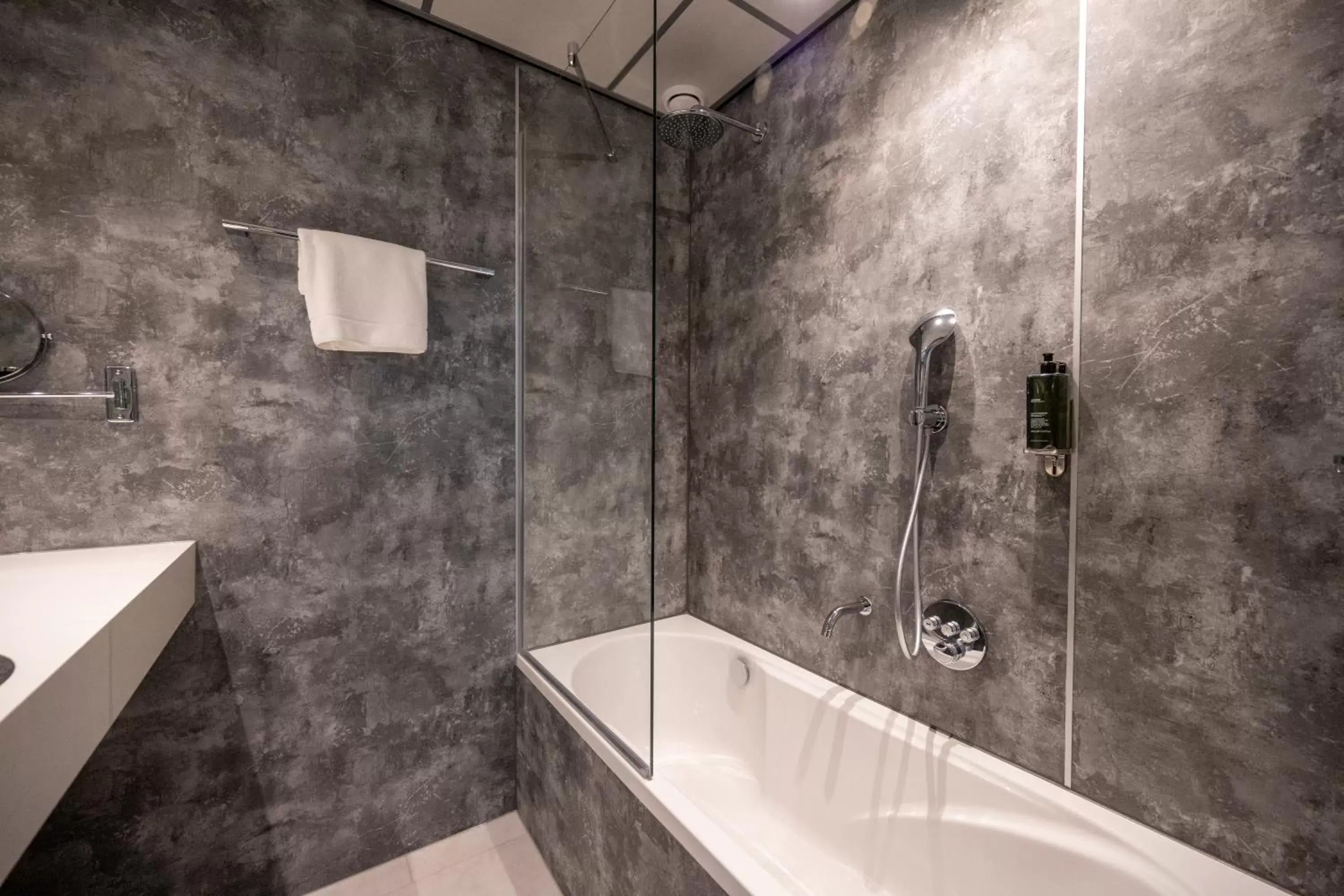 Shower, Bathroom in Flonk Hotel Groningen Zuid, BW Signature Collection voorheen Best Western Plus Hotel Groningen Plaza