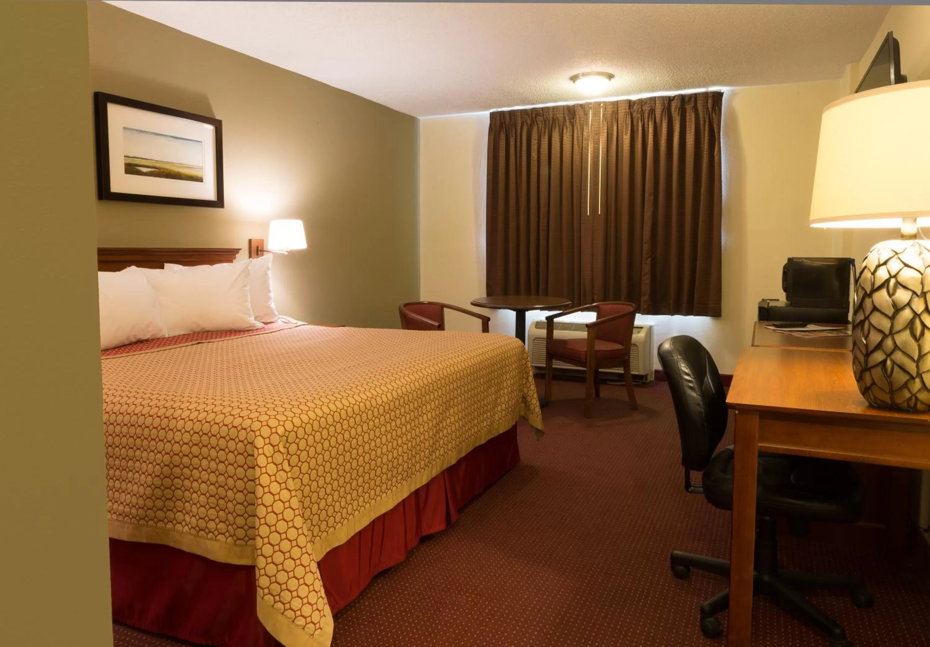 Photo of the whole room, Bed in Marina Inn & Suites Chalmette-New Orleans