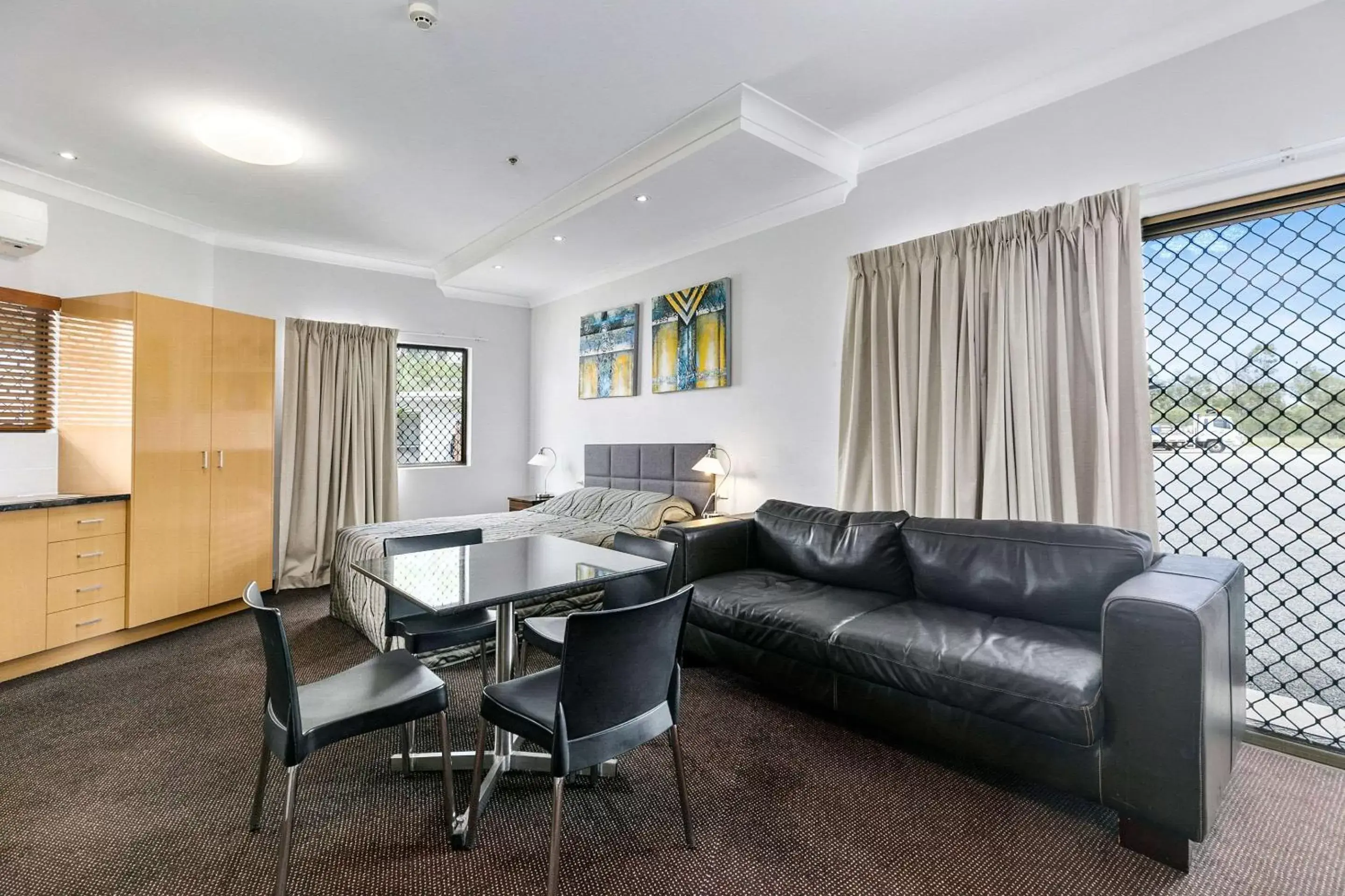 Photo of the whole room, Seating Area in Comfort Inn Parklands Calliope