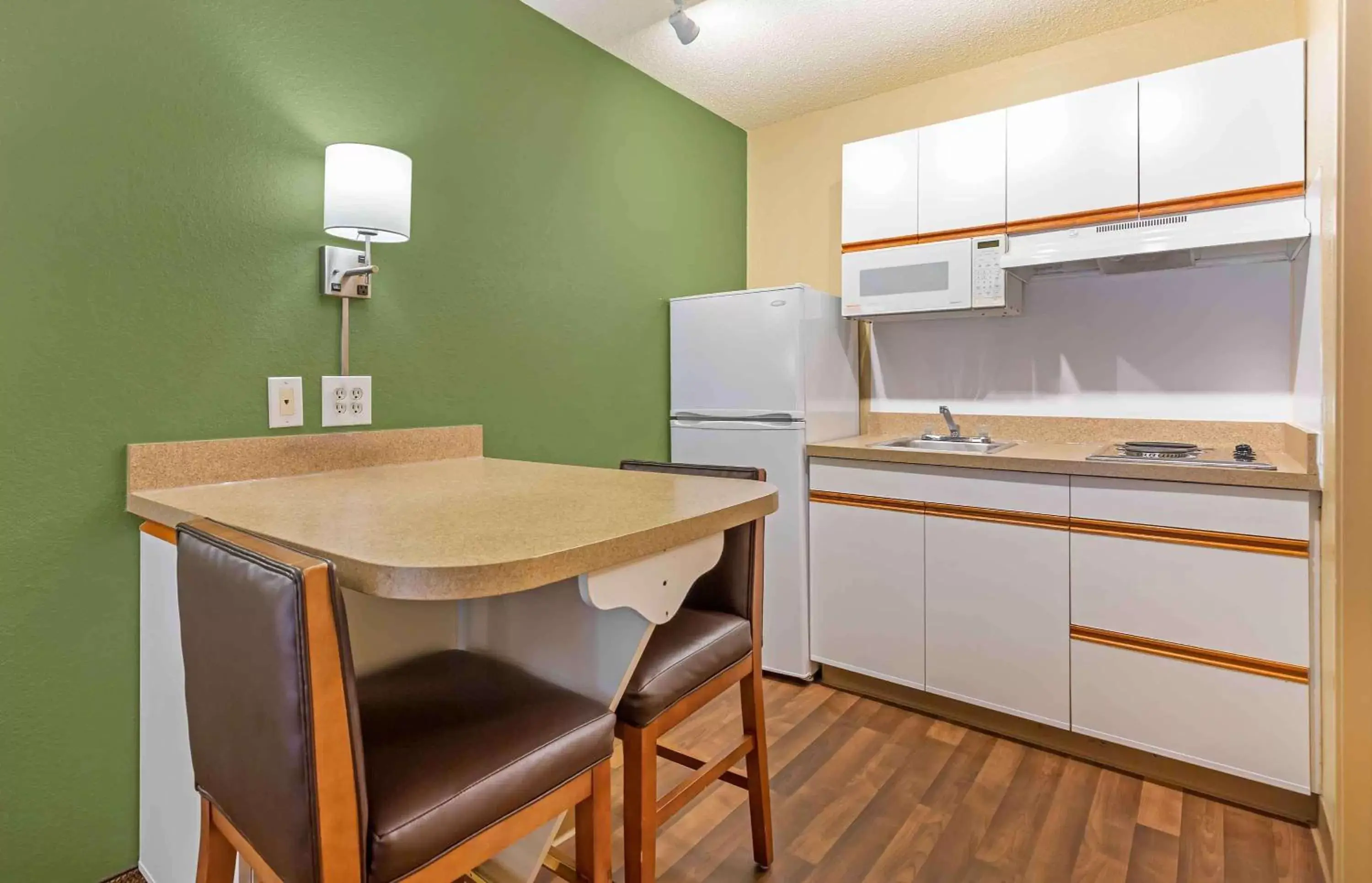 Bedroom, Kitchen/Kitchenette in Extended Stay America Suites - Washington, DC - Falls Church - Merrifield