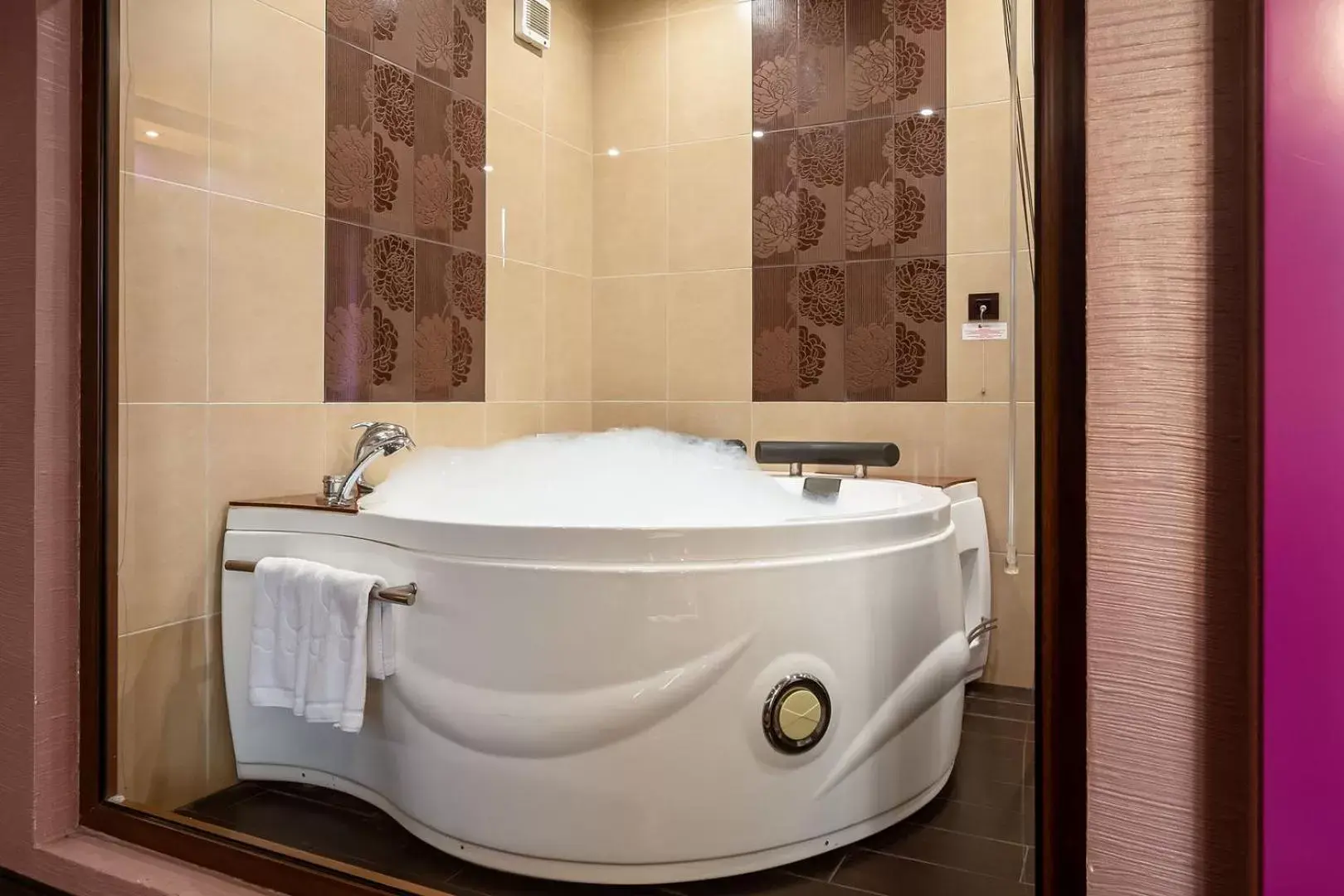 Hot Tub, Bathroom in Hotel Leipzig