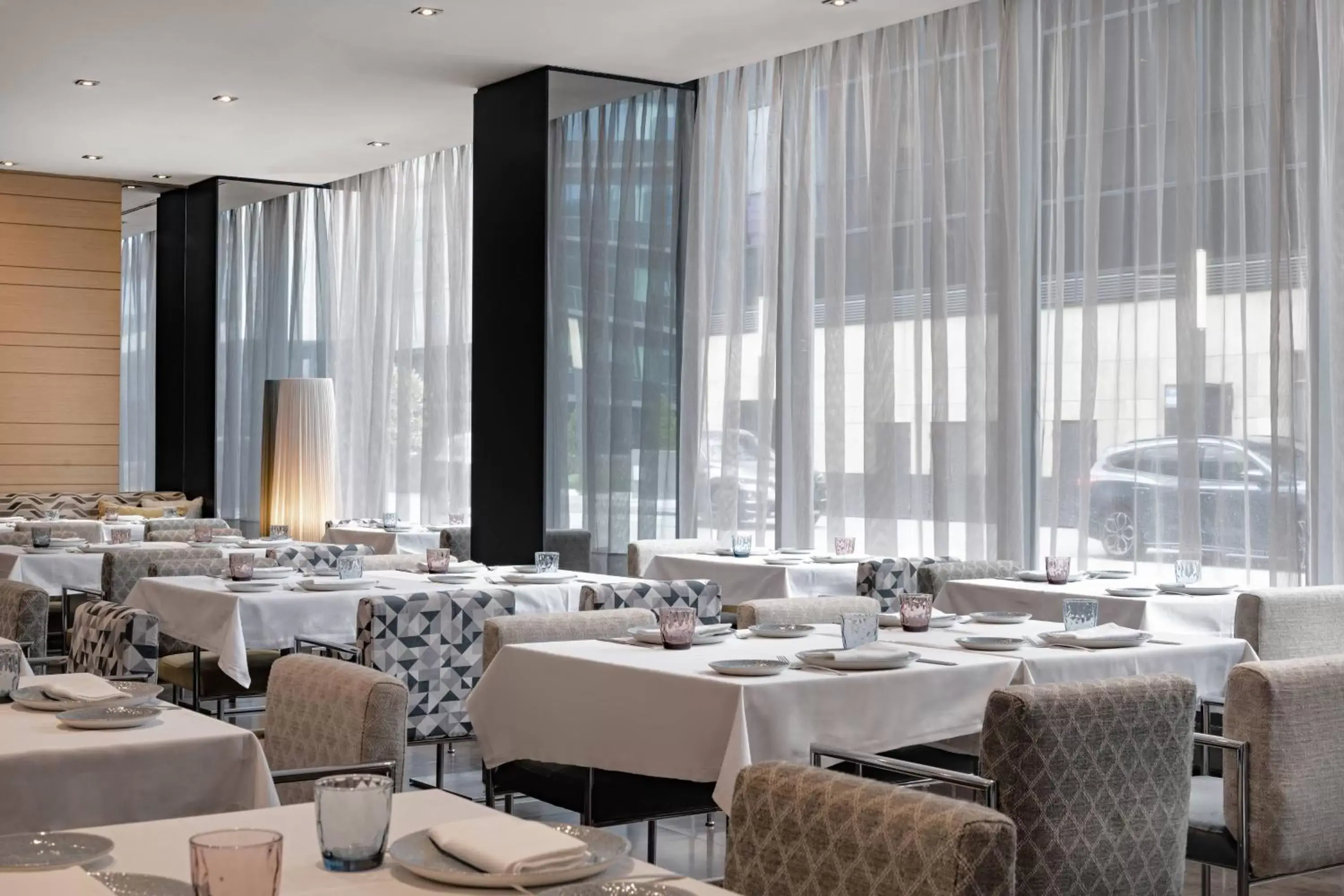 Lounge or bar, Restaurant/Places to Eat in AC Hotel Madrid Feria by Marriott