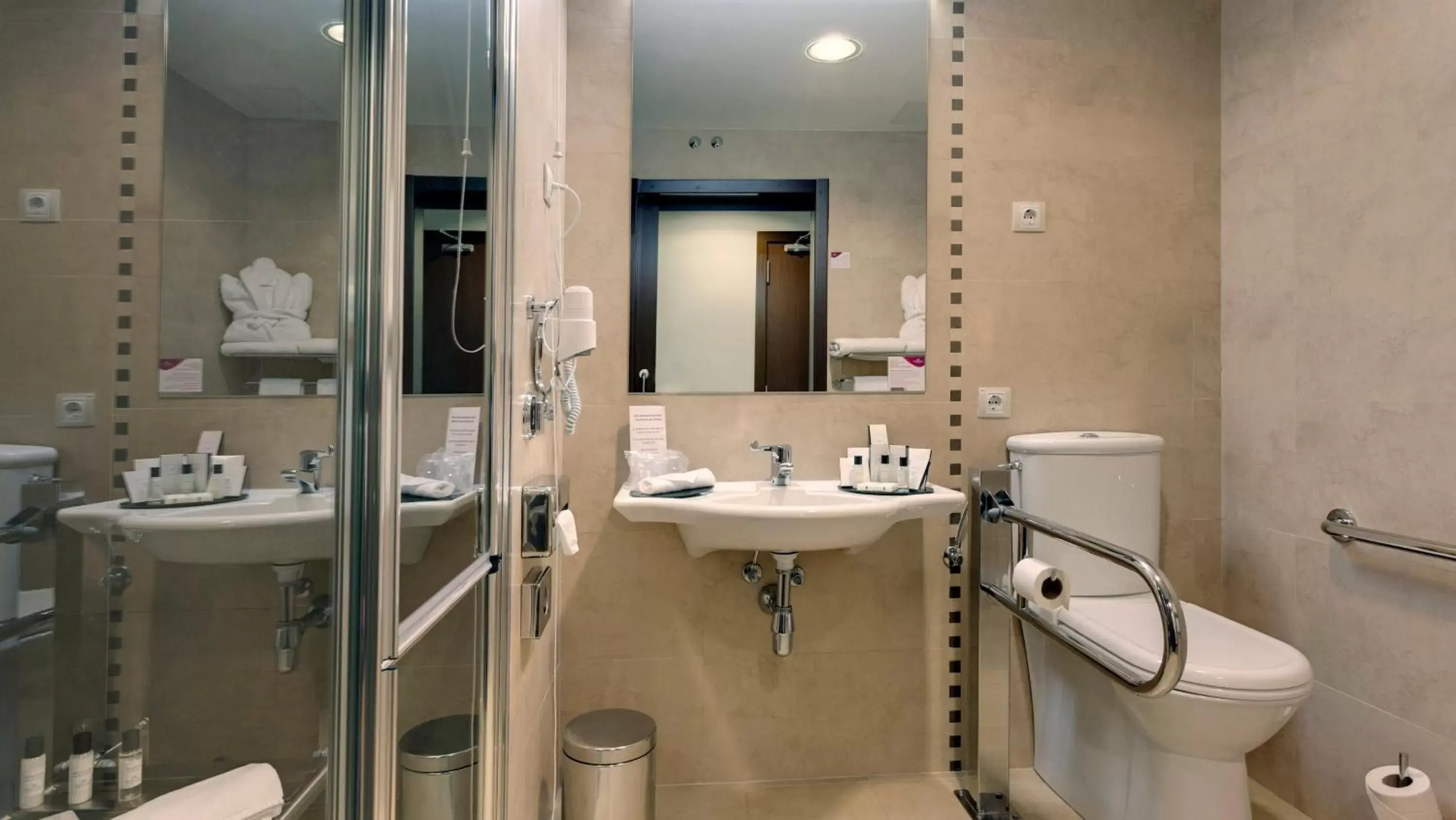 Photo of the whole room, Bathroom in Hotel Crowne Plaza Madrid Airport