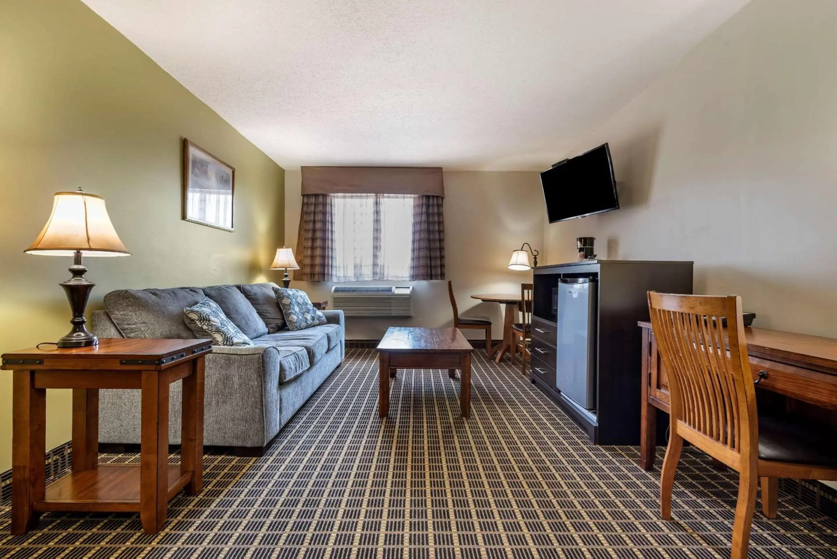 Photo of the whole room, Seating Area in Quality Inn & Suites Warren