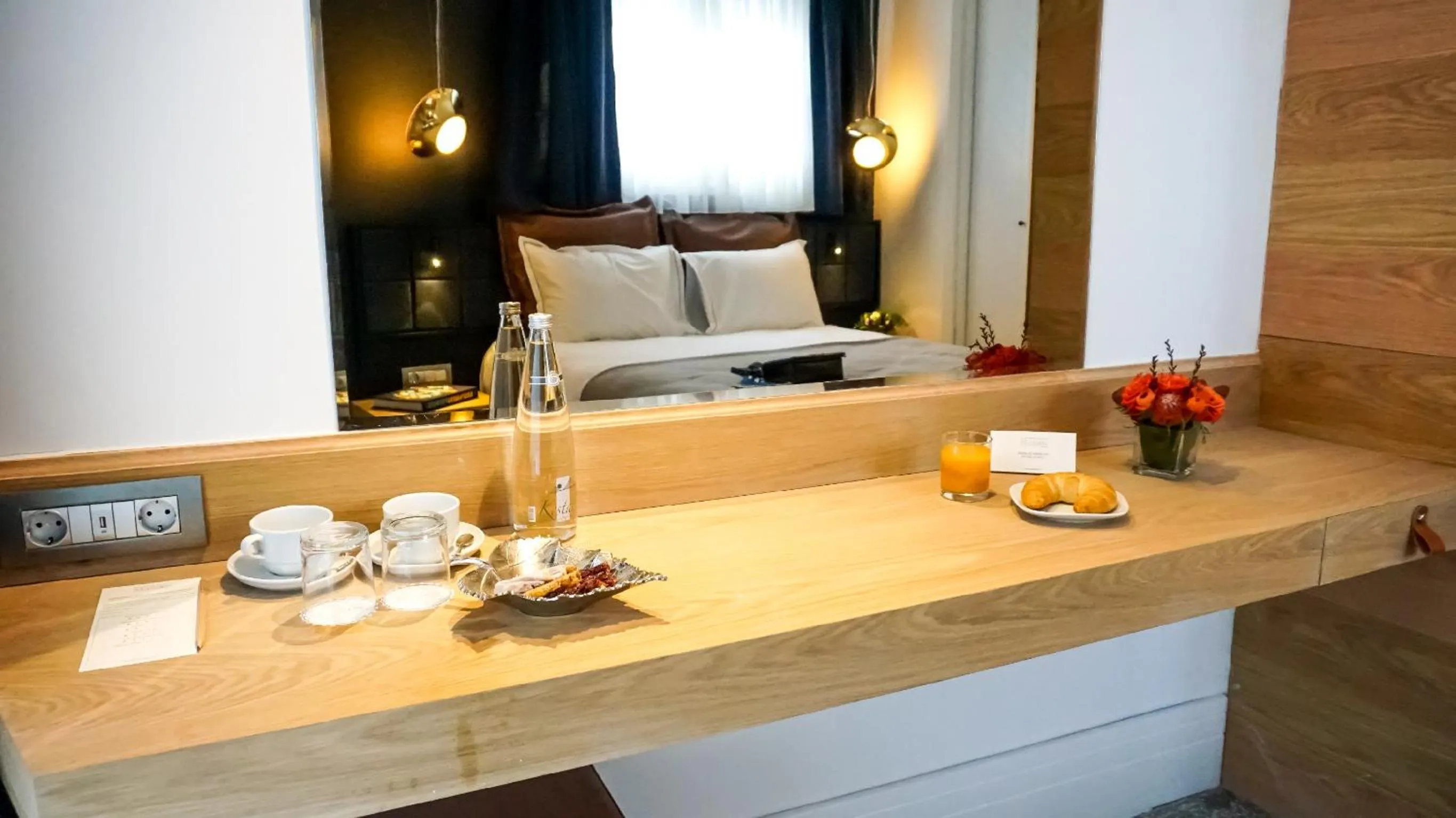 Dining area in Maroon Tomtom