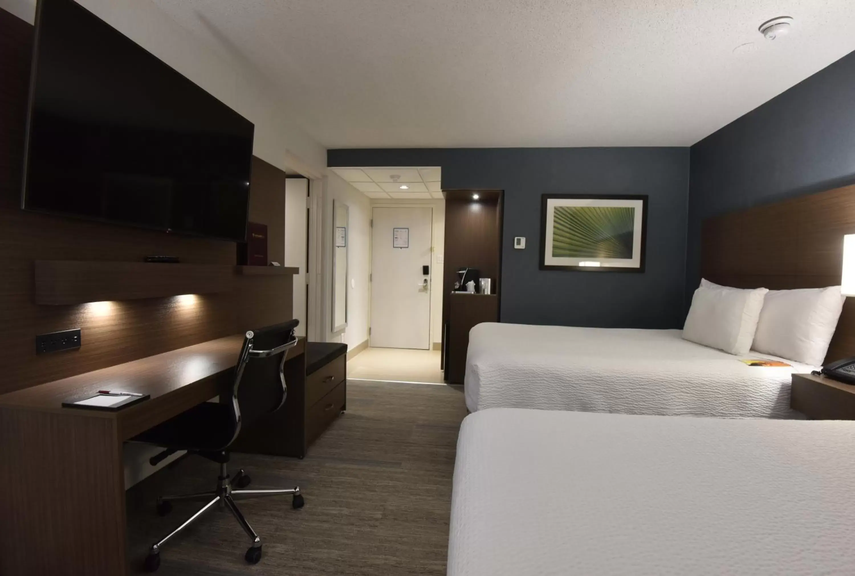 Bed, TV/Entertainment Center in Victoria Inn Hotel and Convention Center Winnipeg
