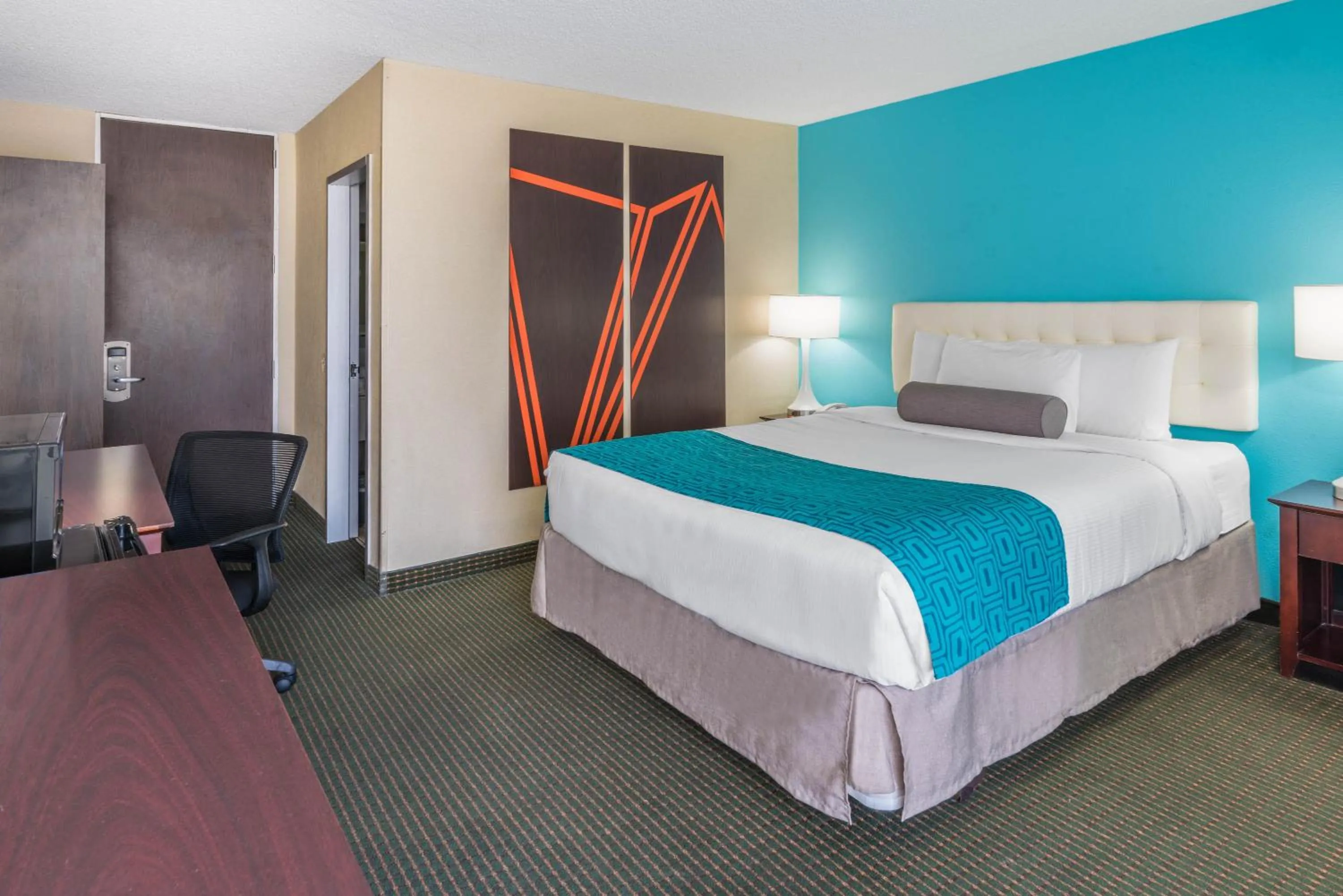 Bed in Howard Johnson by Wyndham Albuquerque Midtown