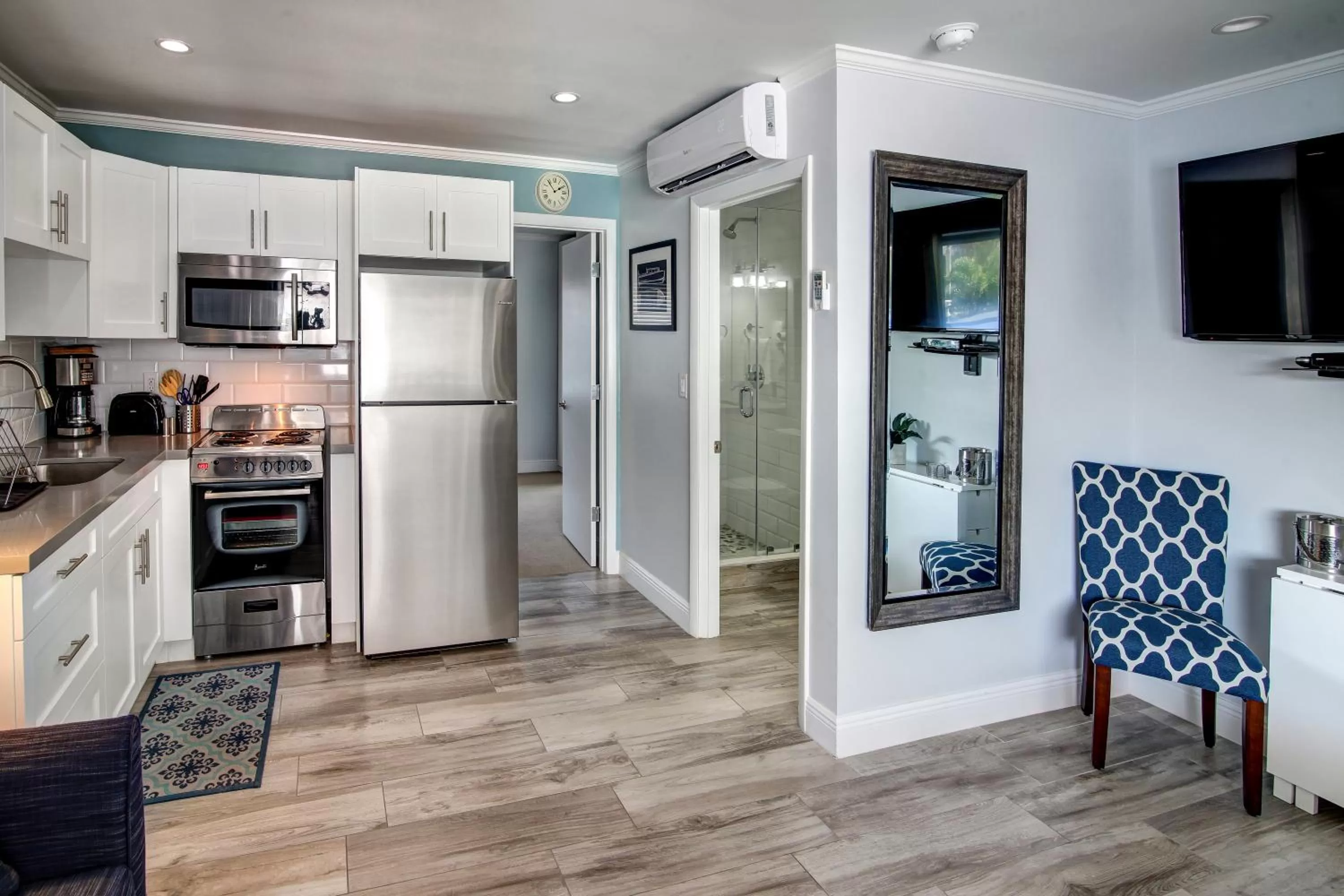 Kitchen or kitchenette in May-Dee Suites in Florida