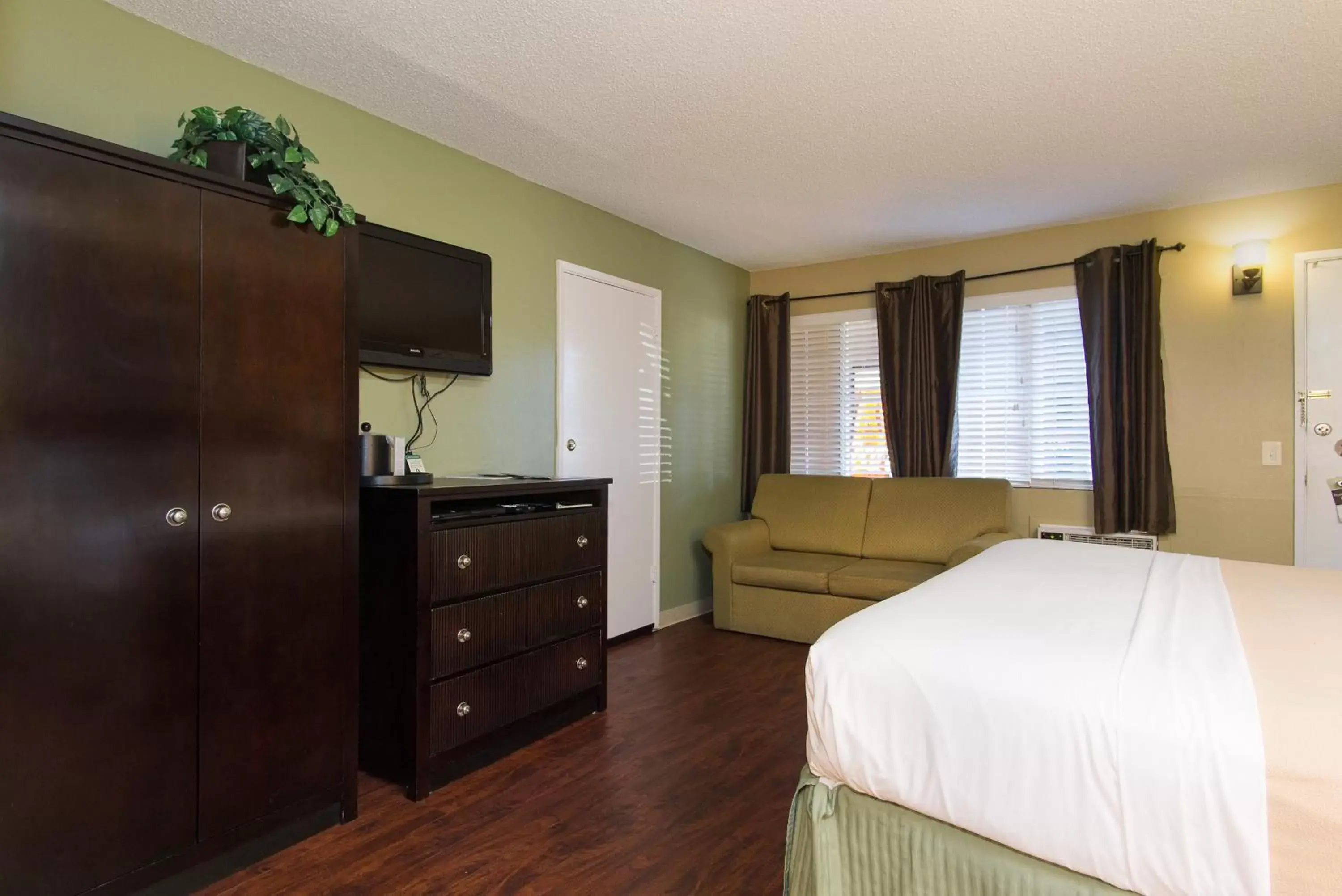 Photo of the whole room, TV/Entertainment Center in Heavenly Inn Lake Tahoe