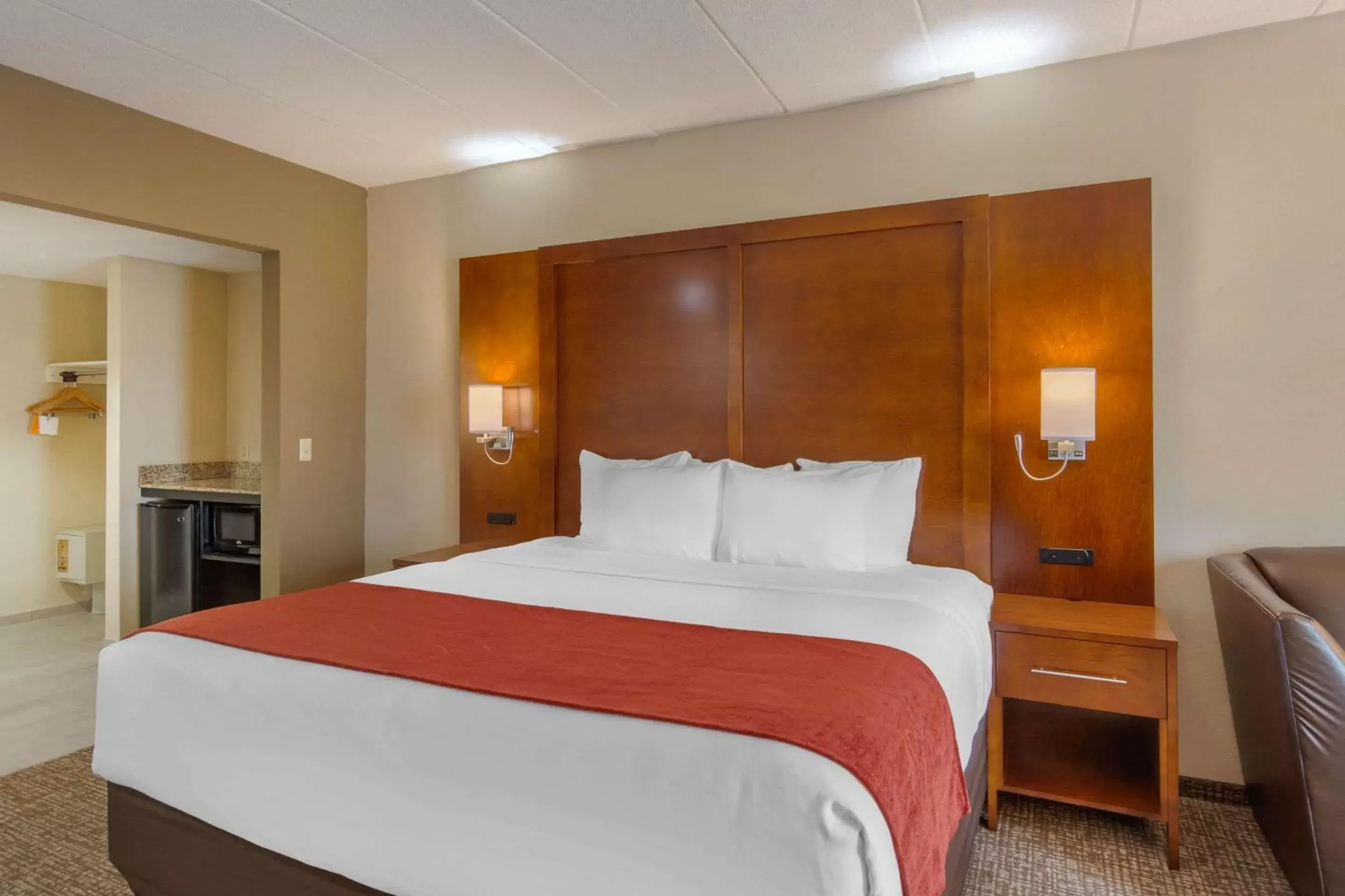 Photo of the whole room, Bed in Comfort Suites Southpark