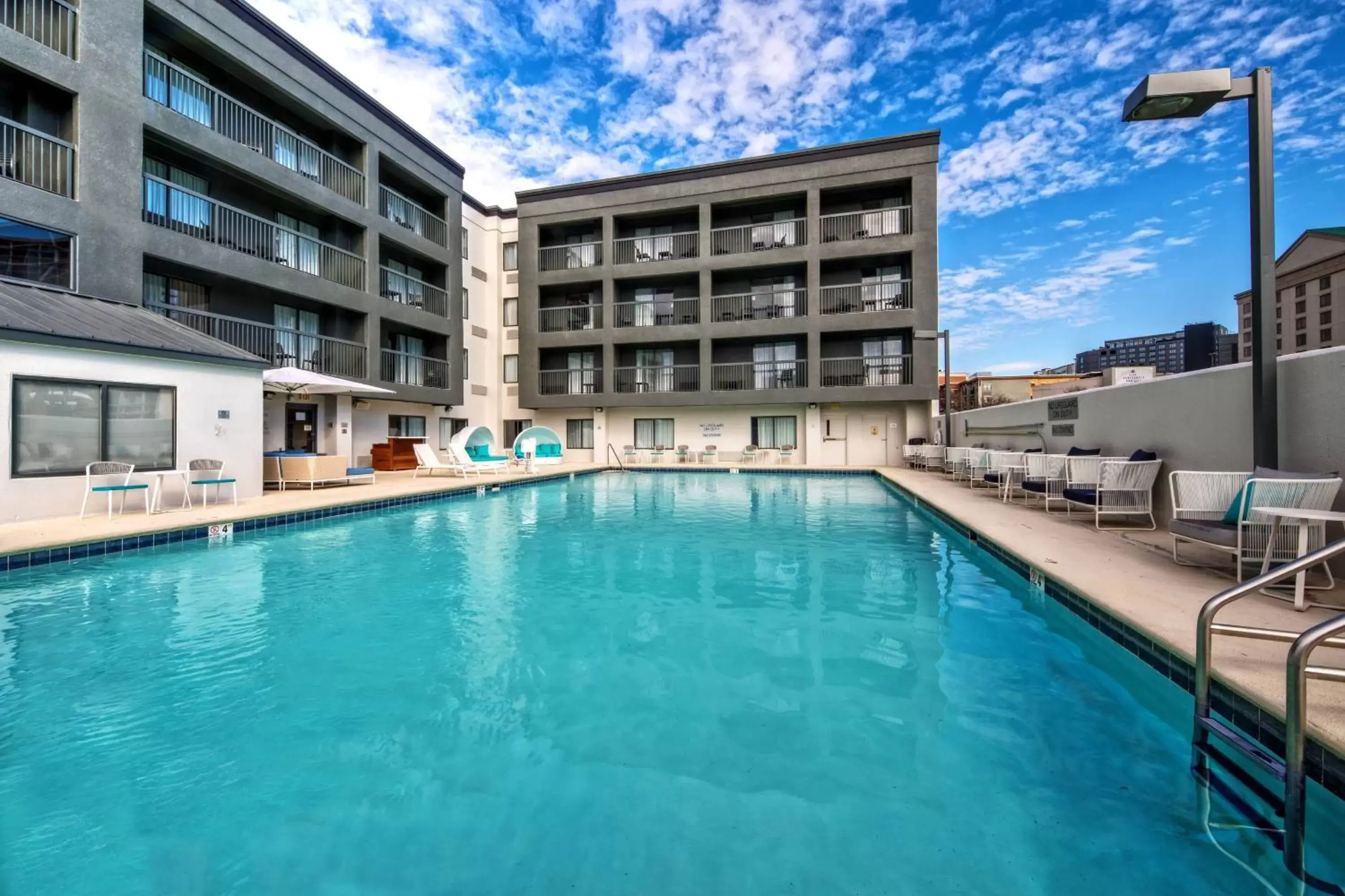 Swimming Pool in Courtyard by Marriott Nashville Vanderbilt West End