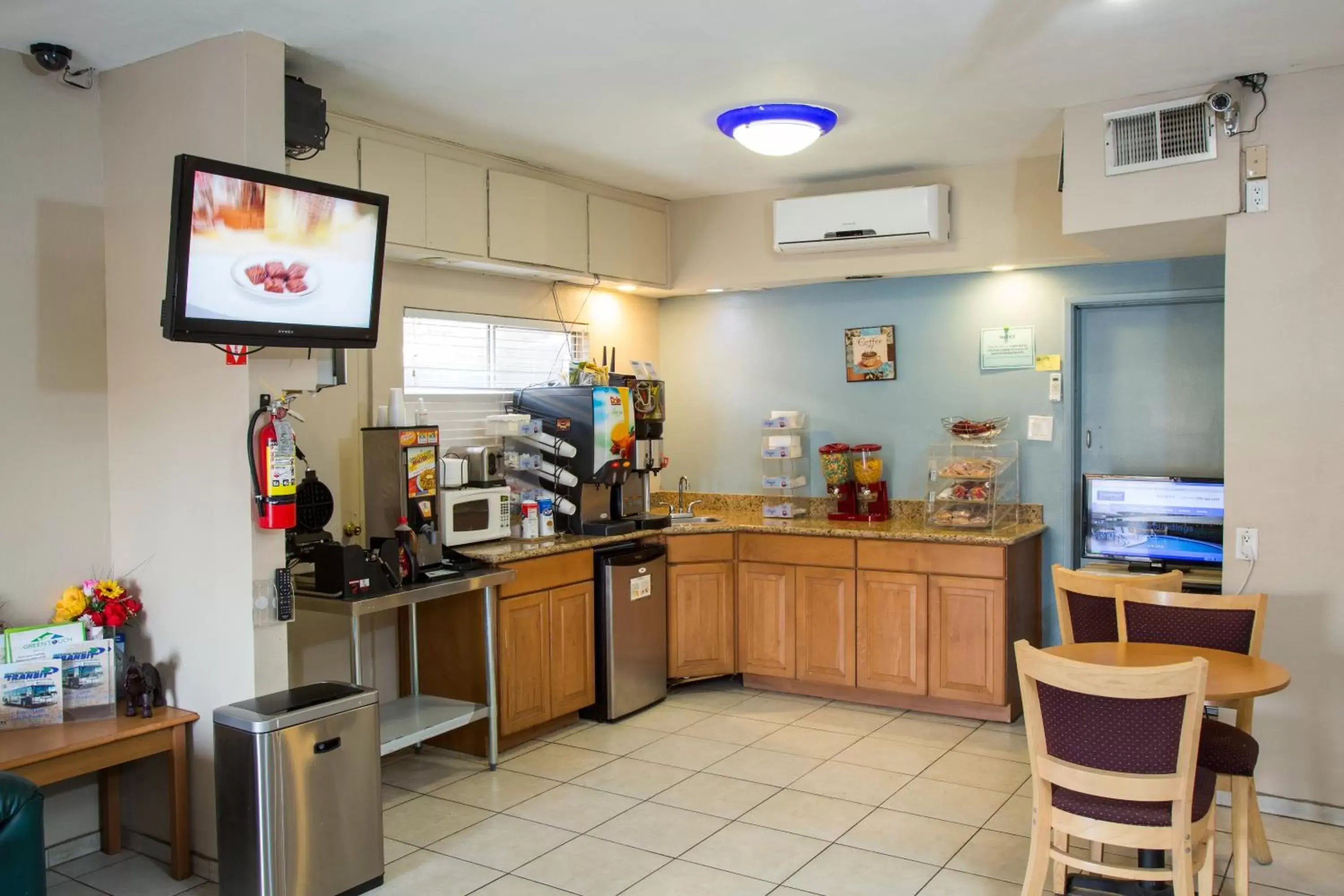 American breakfast, Kitchen/Kitchenette in Townhouse Inn and Suites