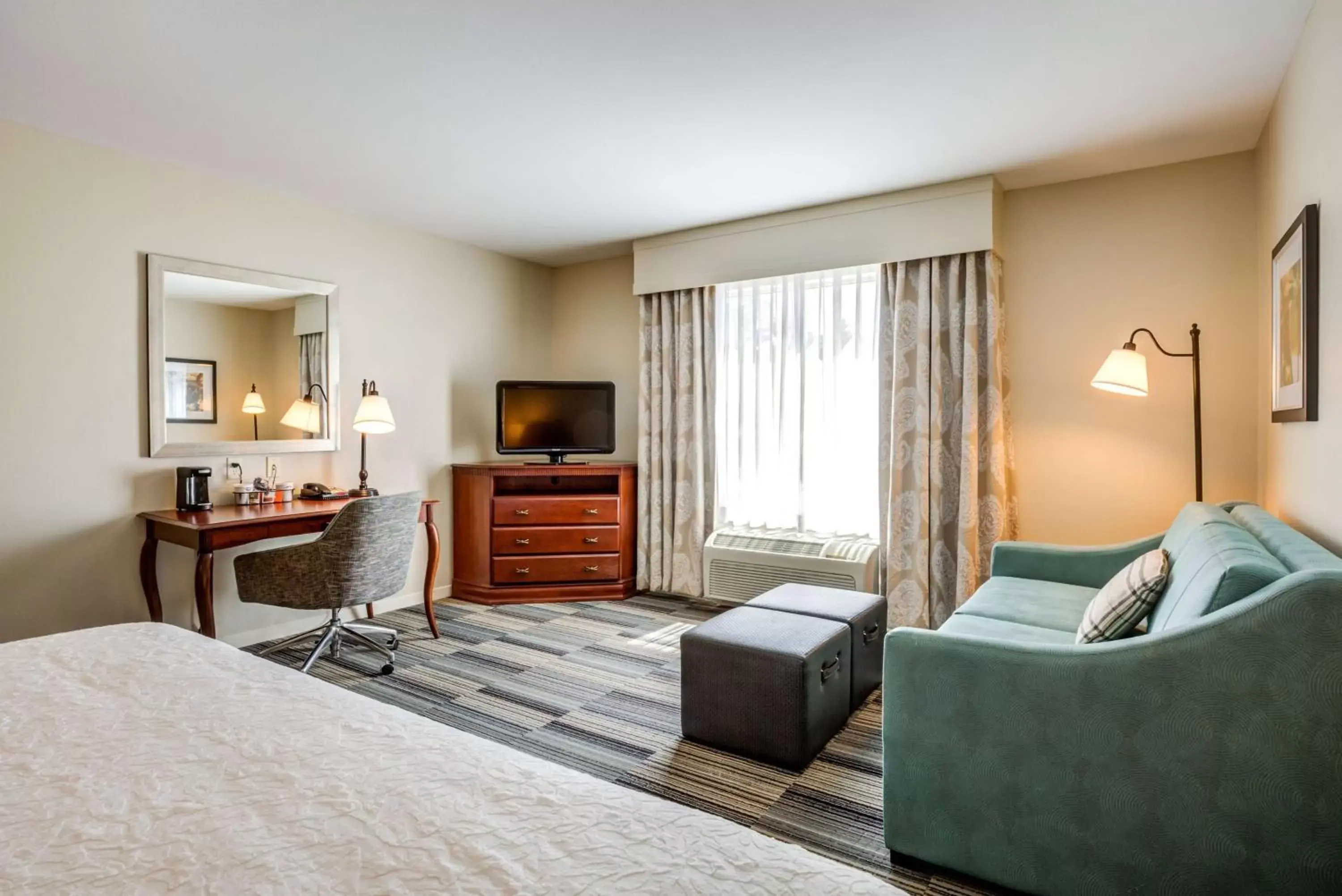 Bedroom, Seating Area in Hampton Inn & Suites Westford-Chelmsford