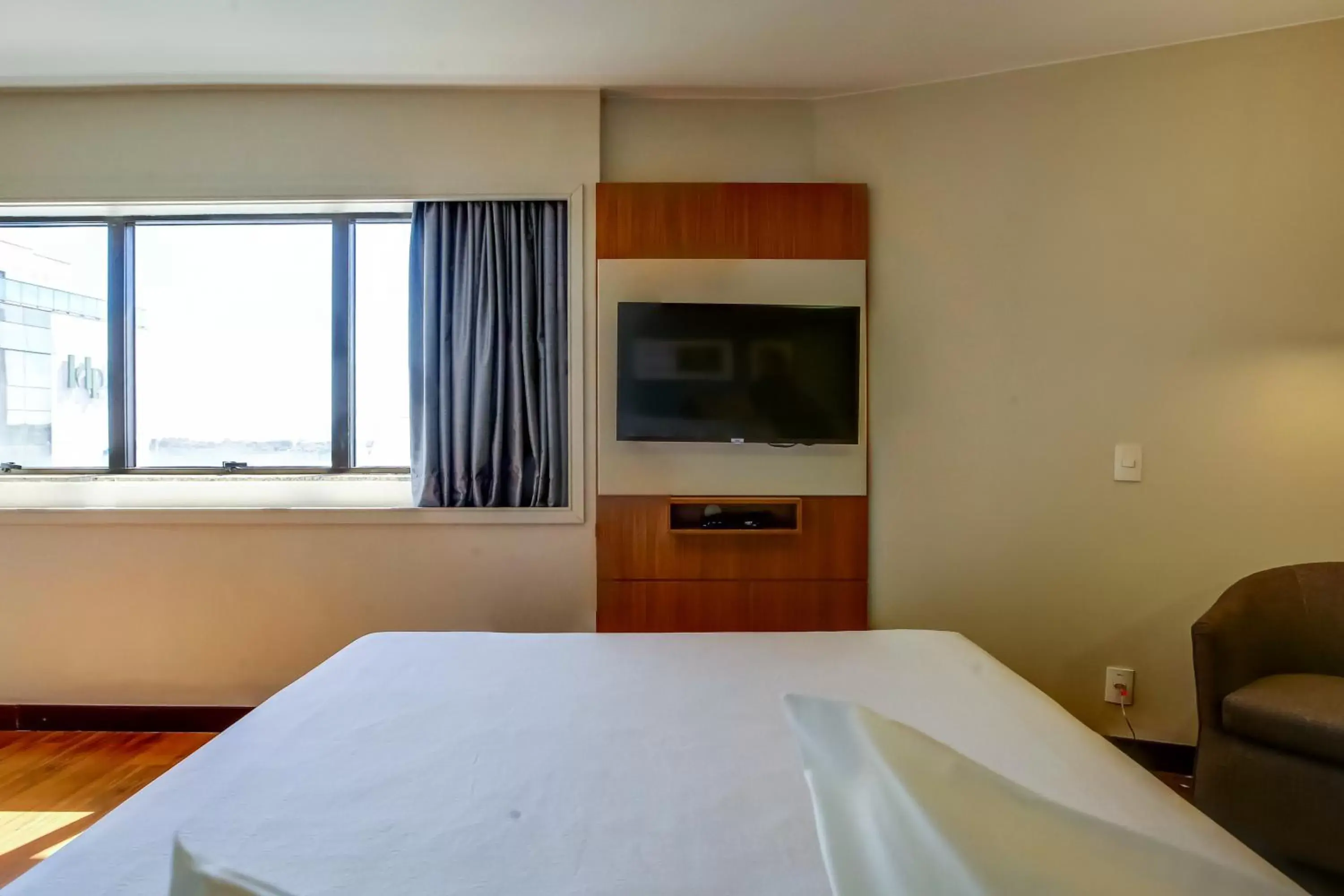 TV and multimedia, Bed in Comfort Suites Brasília