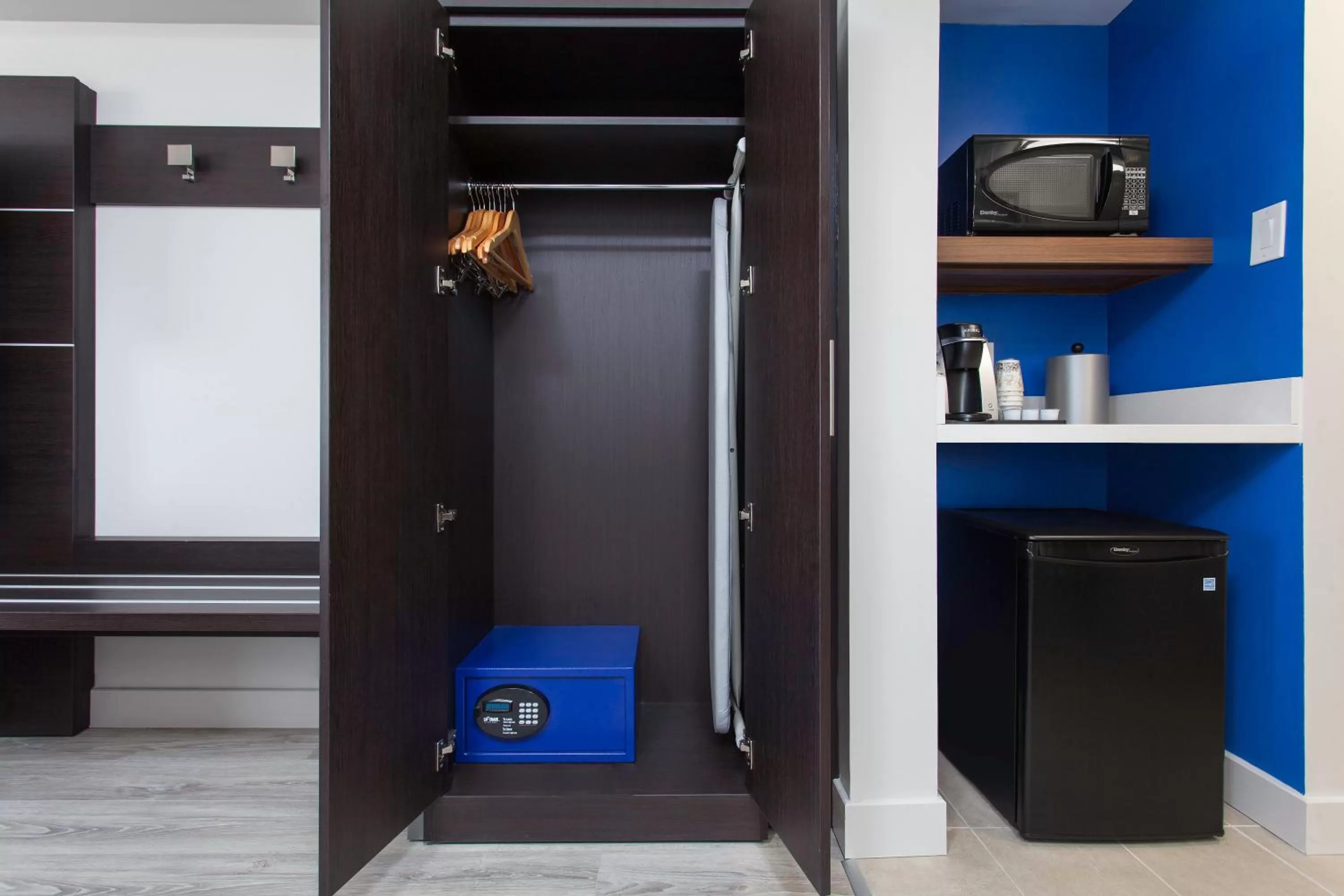 Photo of the whole room in Holiday Inn Express & Suites Mississauga-Toronto Southwest by IHG