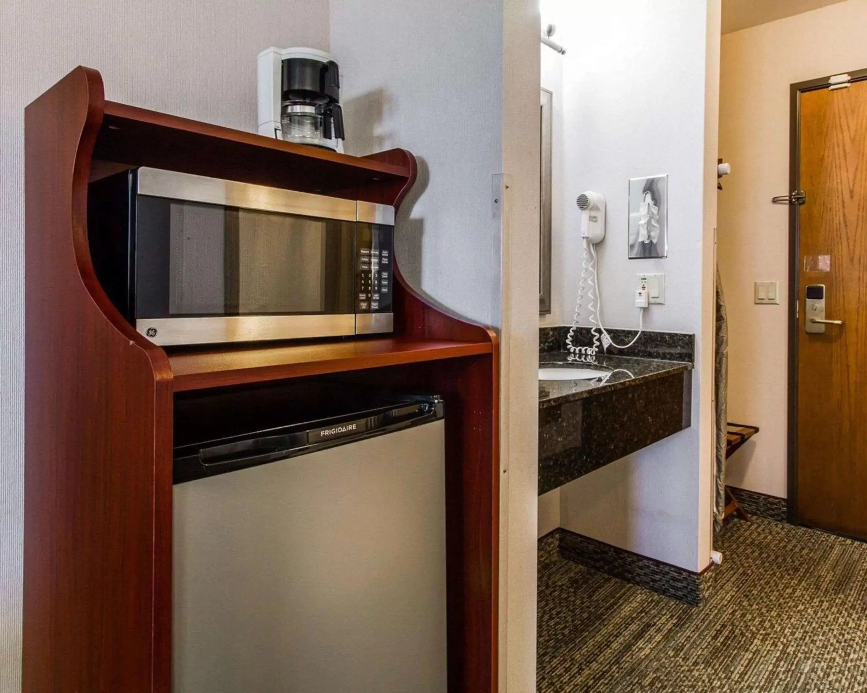 Photo of the whole room, Kitchen/Kitchenette in Quality Inn & Suites Stoughton - Madison South