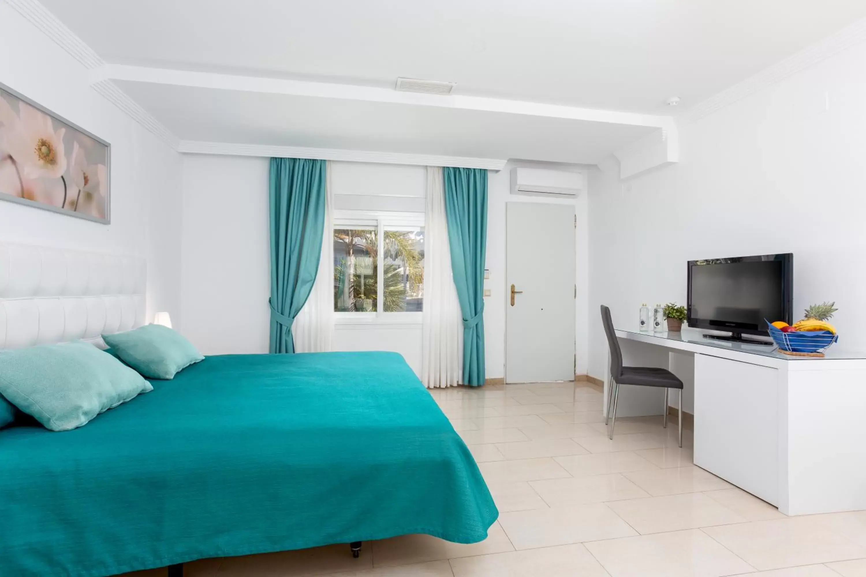 Bedroom, TV/Entertainment Center in VIME La Reserva de Marbella