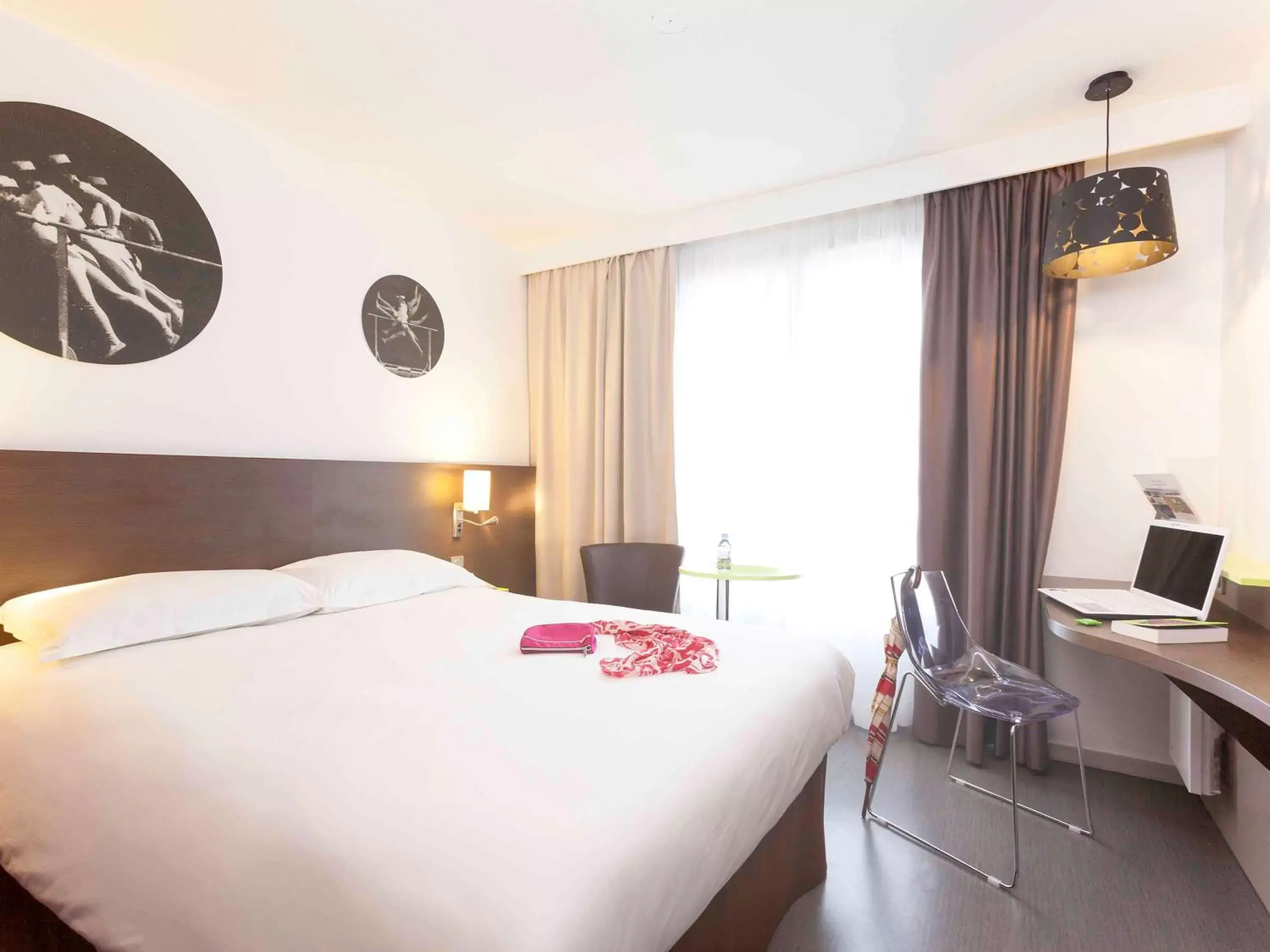 Photo of the whole room, Bed in ibis Styles Beaune Centre