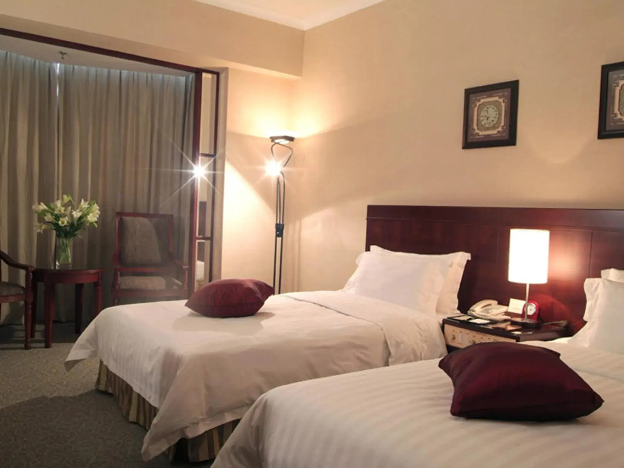 Bed in Rosedale Hotel & Suite