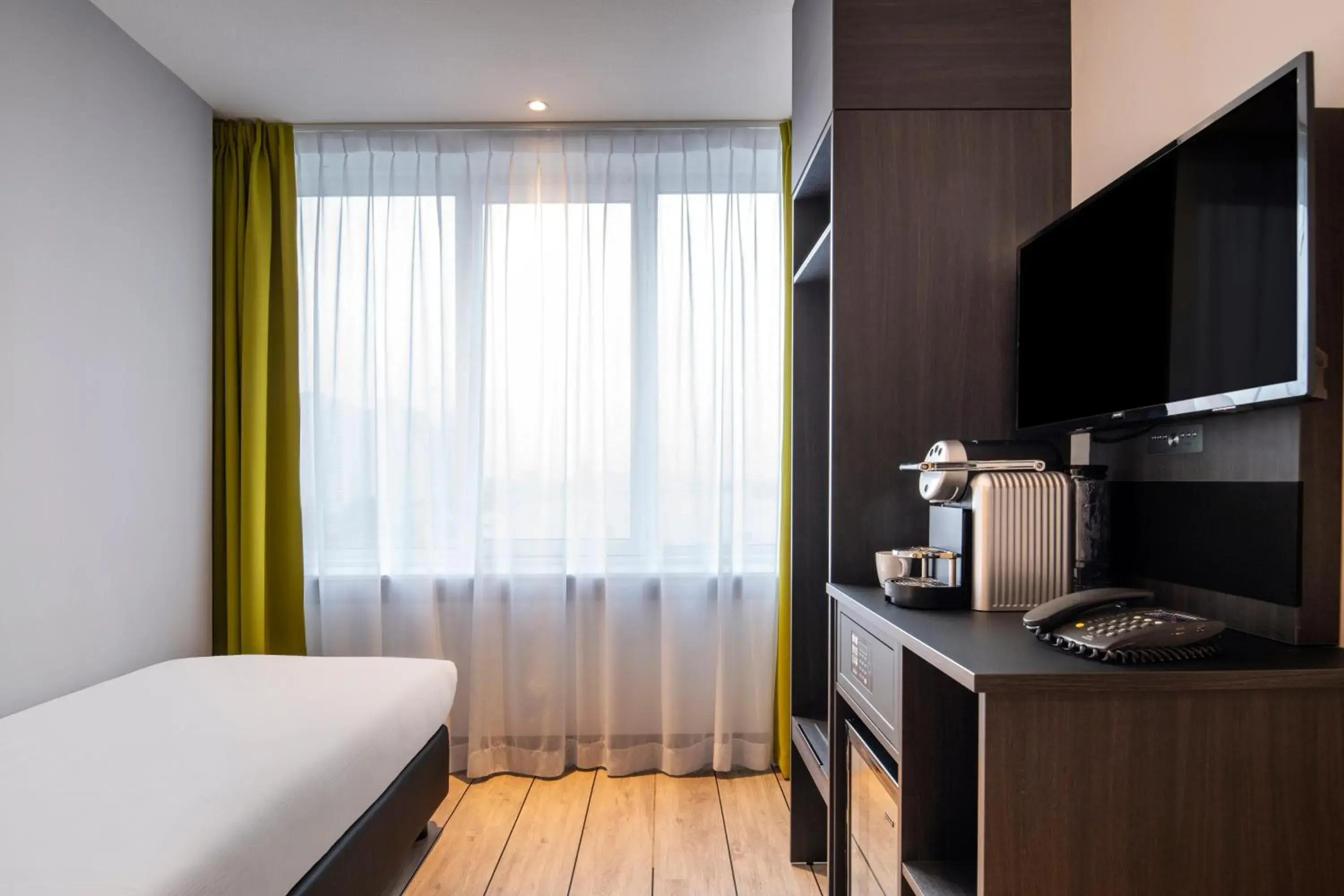 Bed, TV/Entertainment Center in Thon Hotel Rotterdam City Centre