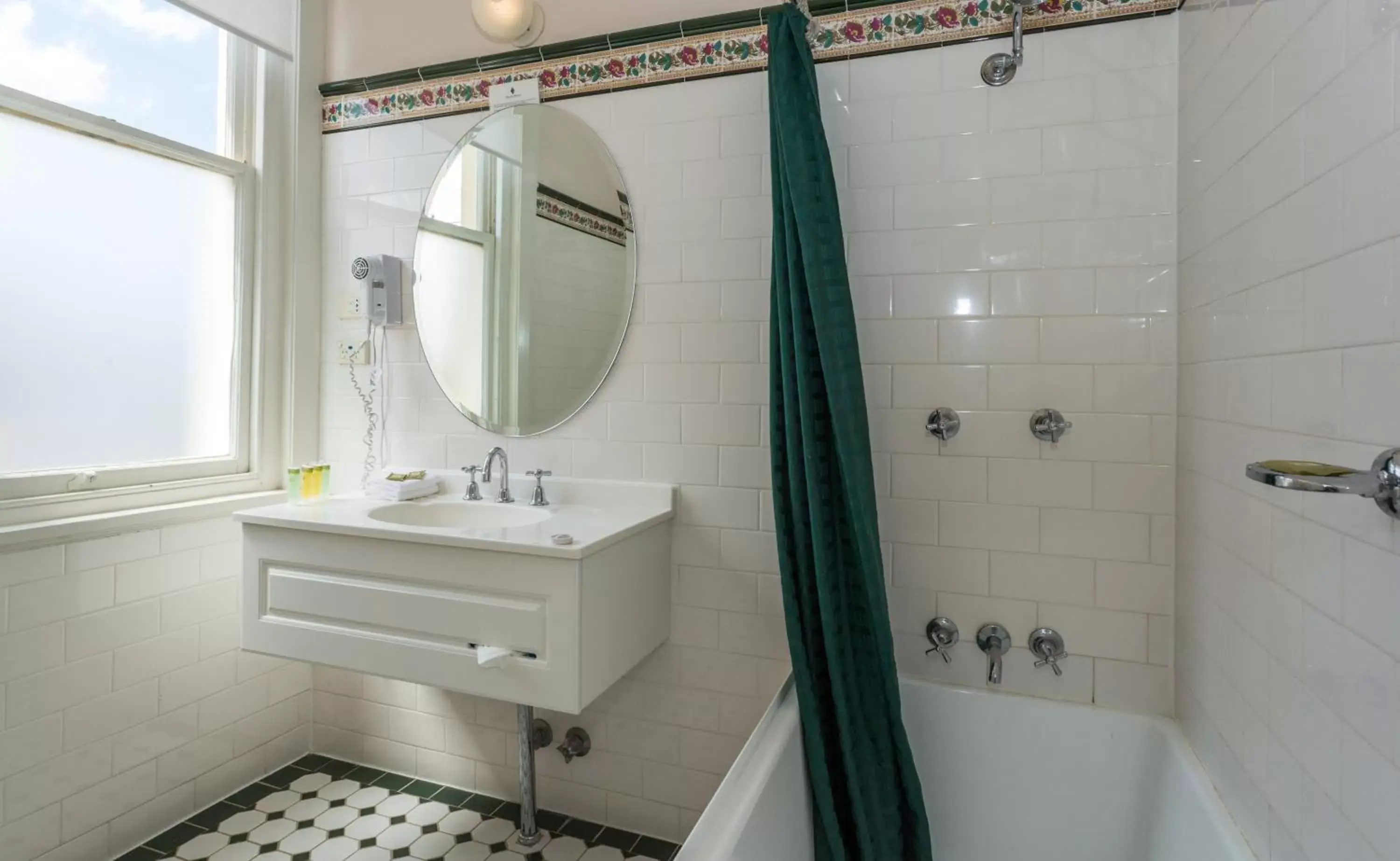 Shower, Bathroom in Palais Royale