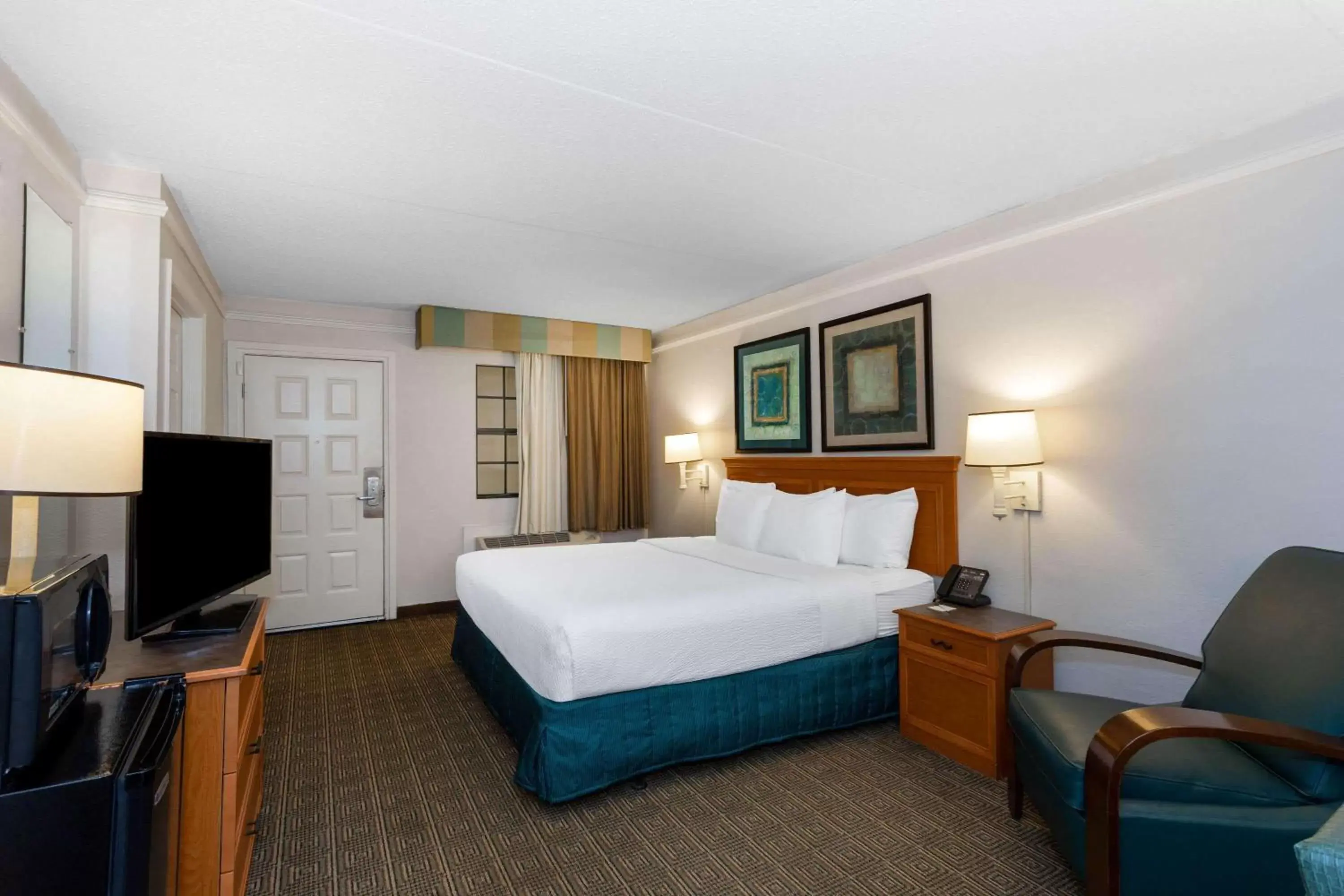 Photo of the whole room, Bed in La Quinta Inn by Wyndham Tallahassee North