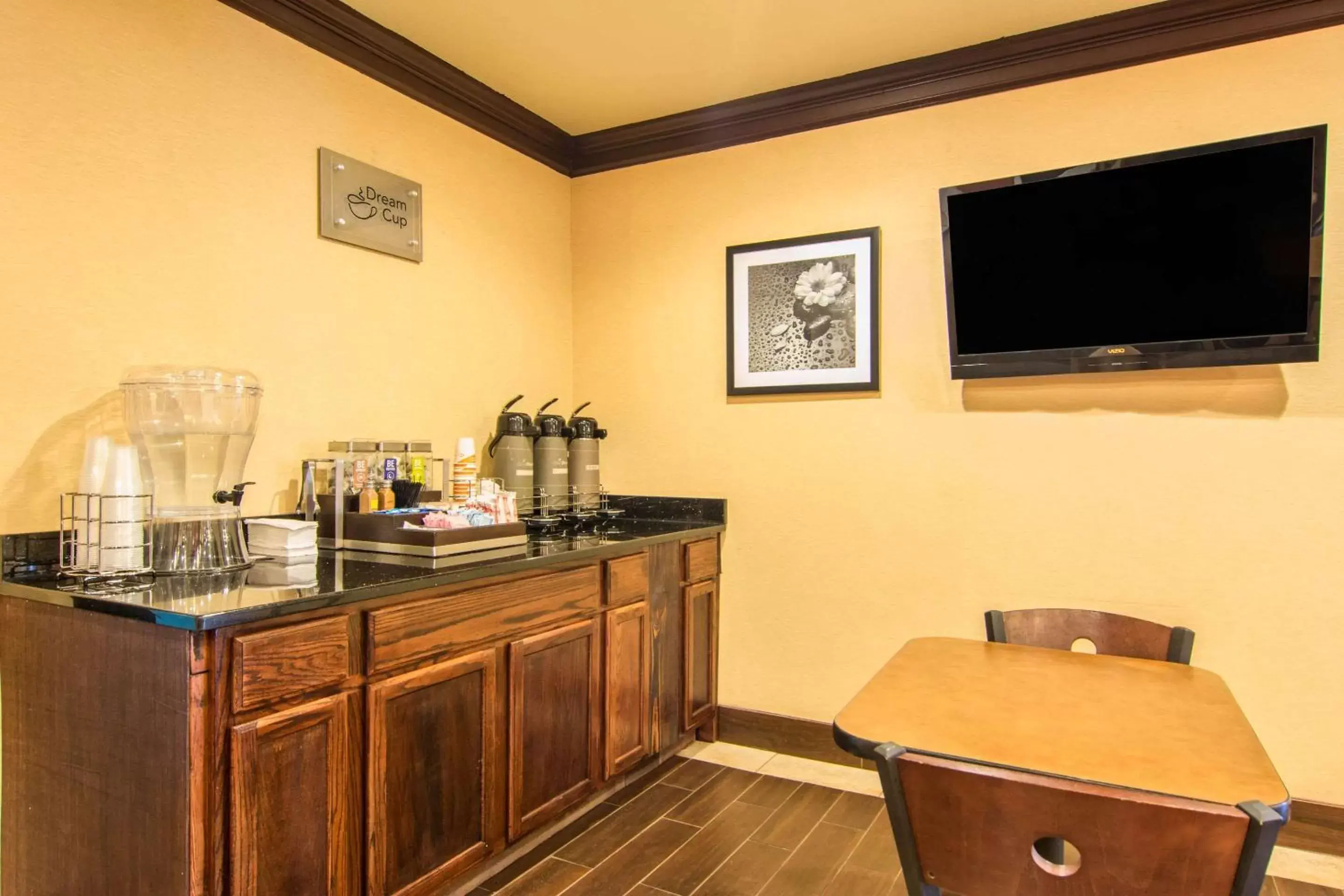 Restaurant/places to eat, TV/Entertainment Center in Sleep Inn & Suites