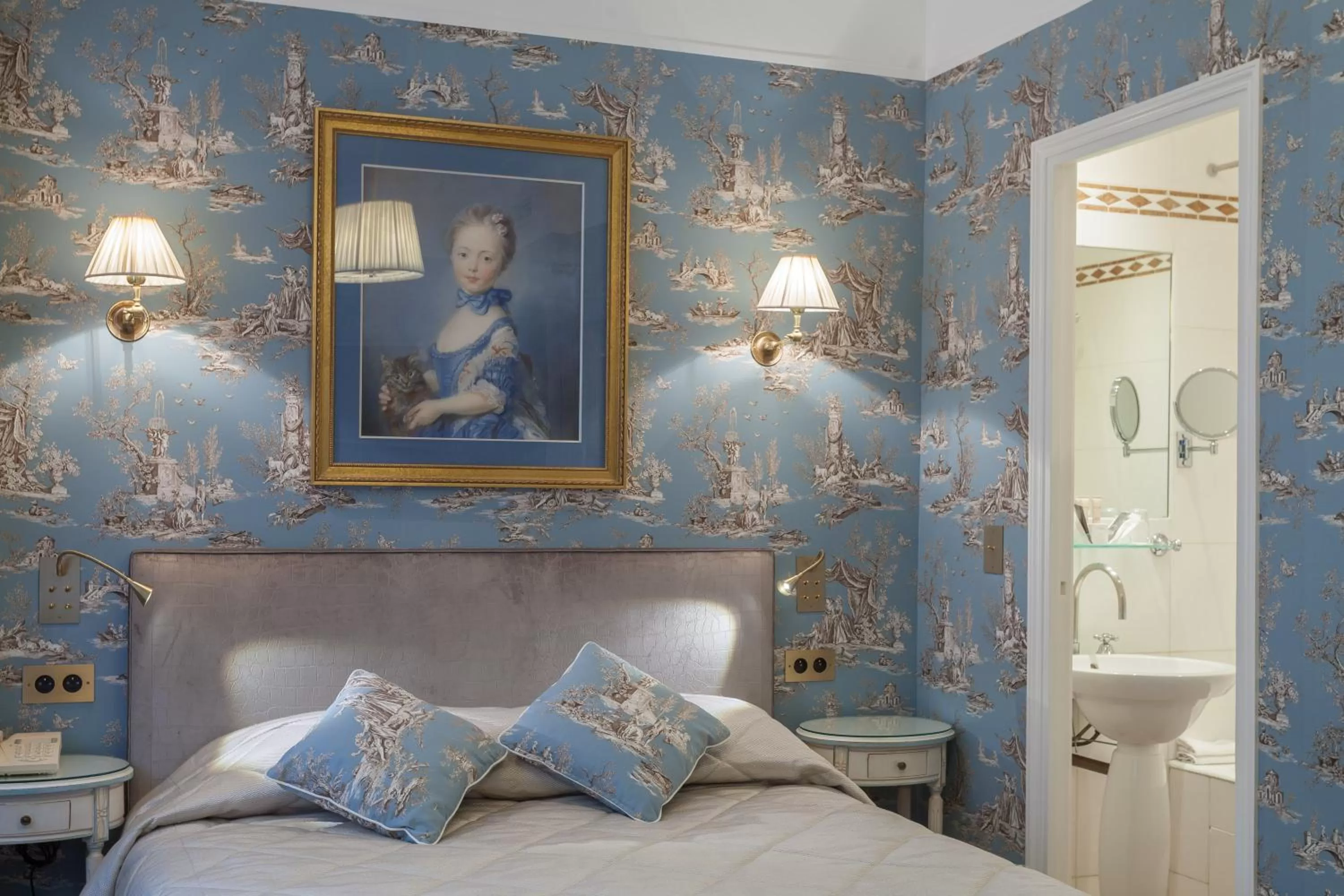 Decorative detail, Bed in Grand Hôtel de L'Univers Saint-Germain