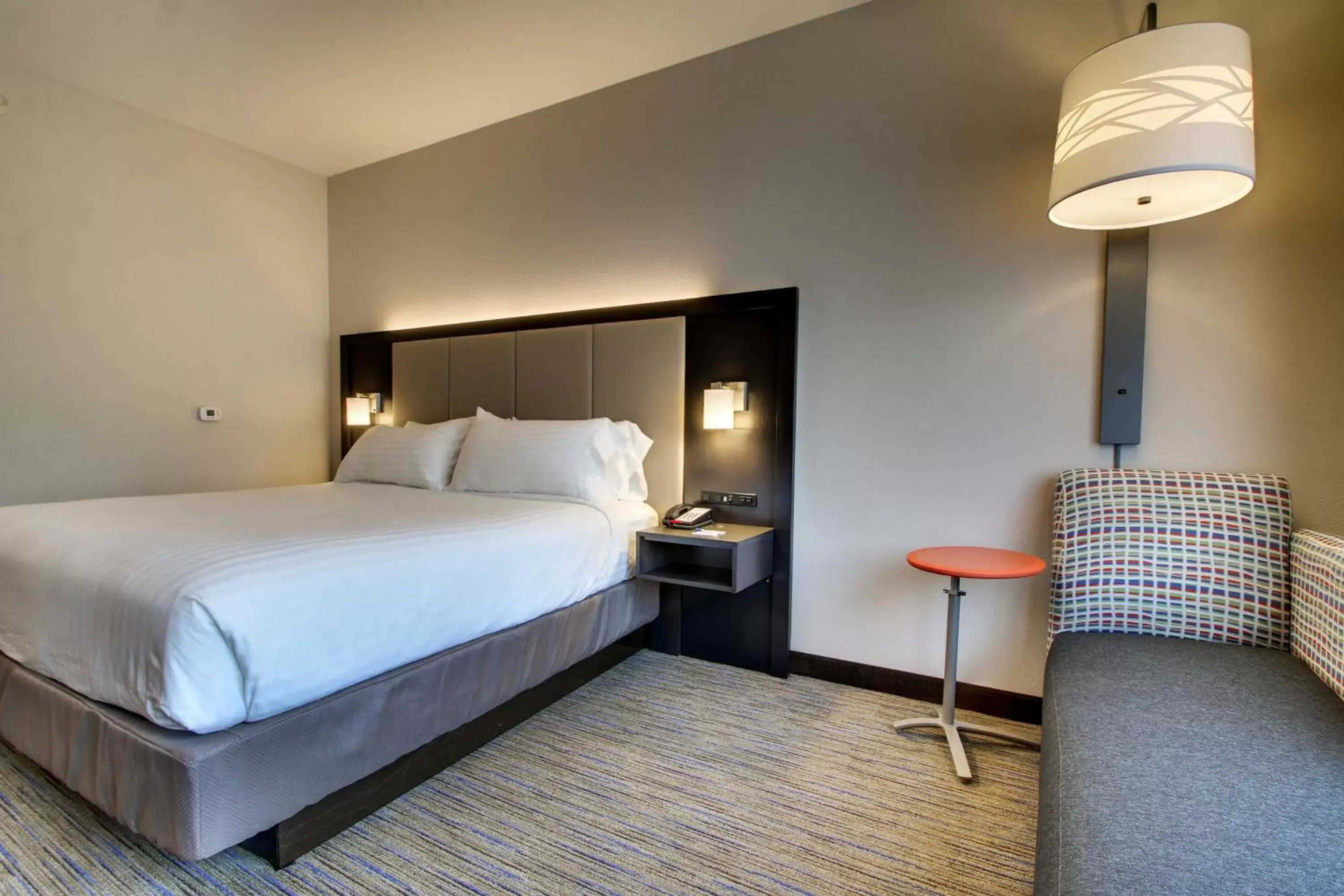 Bed in Holiday Inn Express & Suites - Summerville, an IHG Hotel