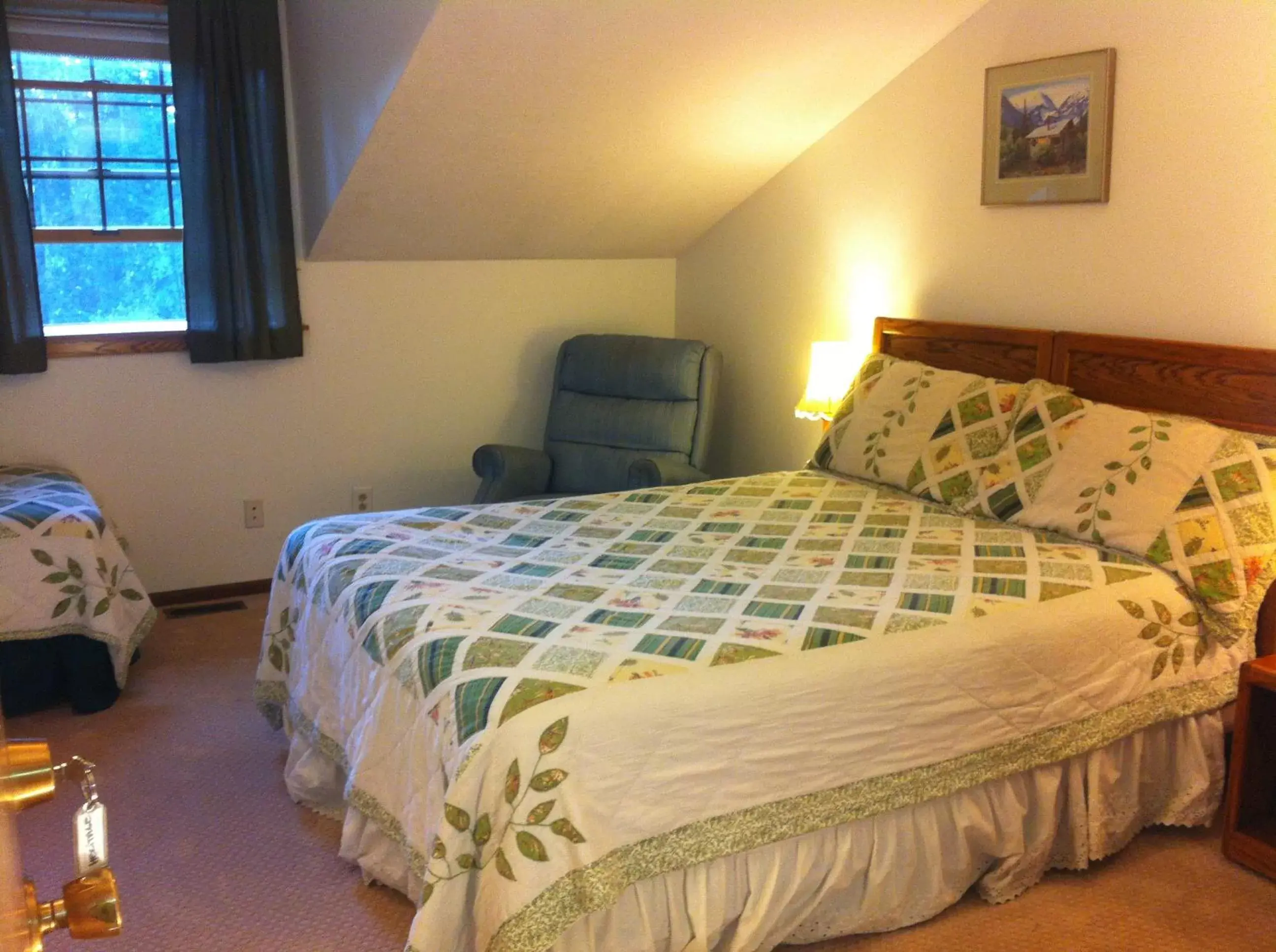 Bed in 7 Gables Inn & Suites