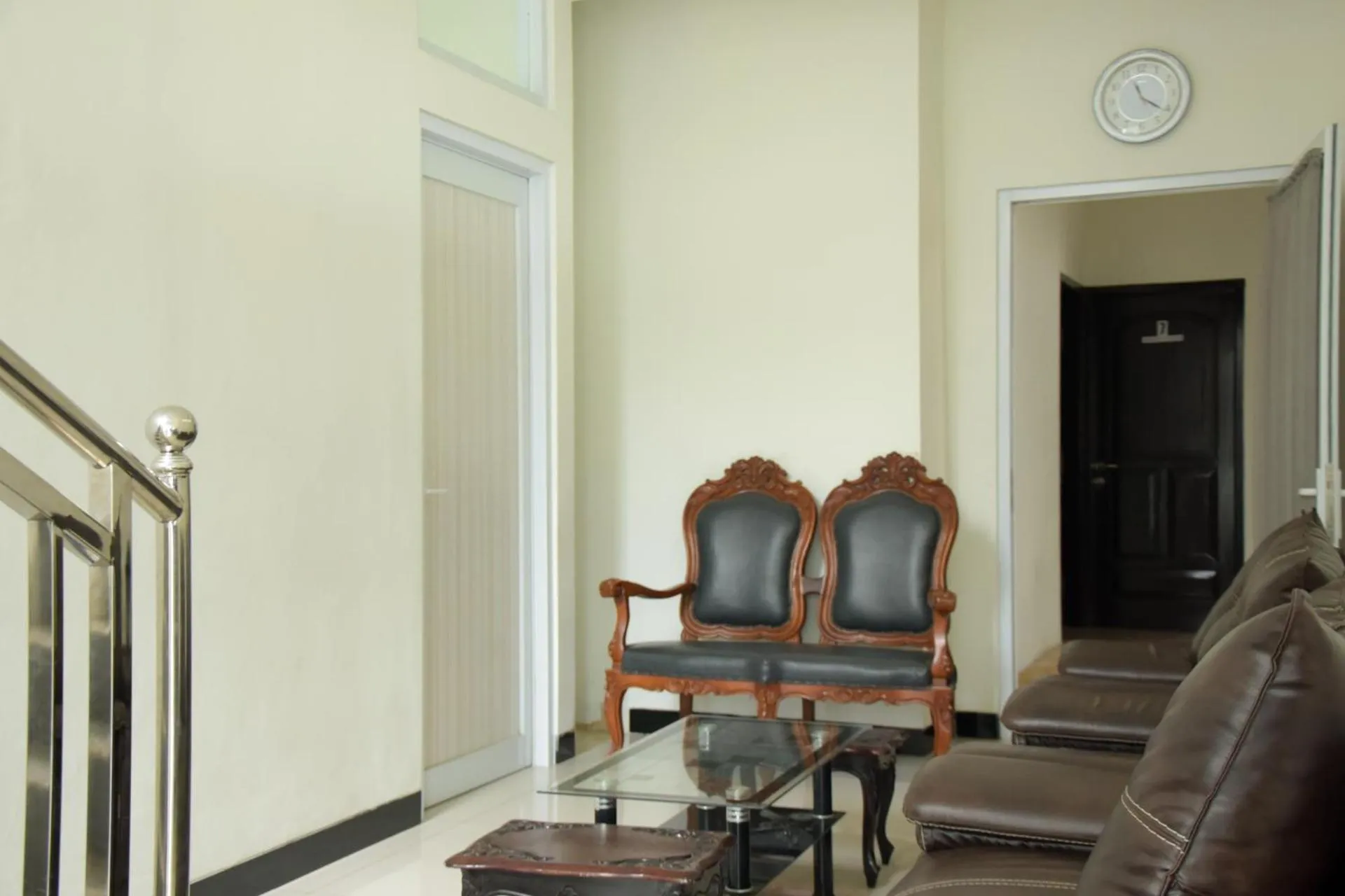 Seating area in RedDoorz near GOR Satria Purwokerto