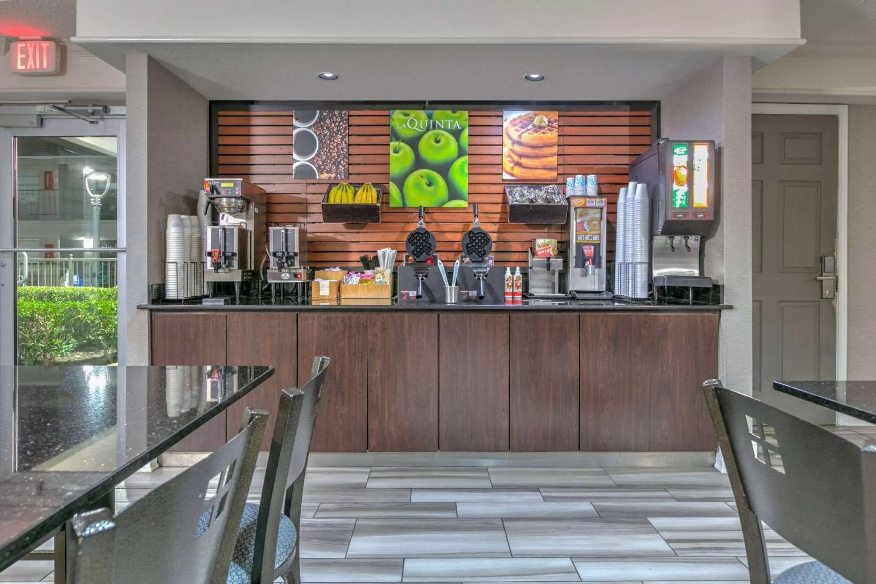 Breakfast, Restaurant/Places to Eat in La Quinta Inn by Wyndham Dallas Uptown