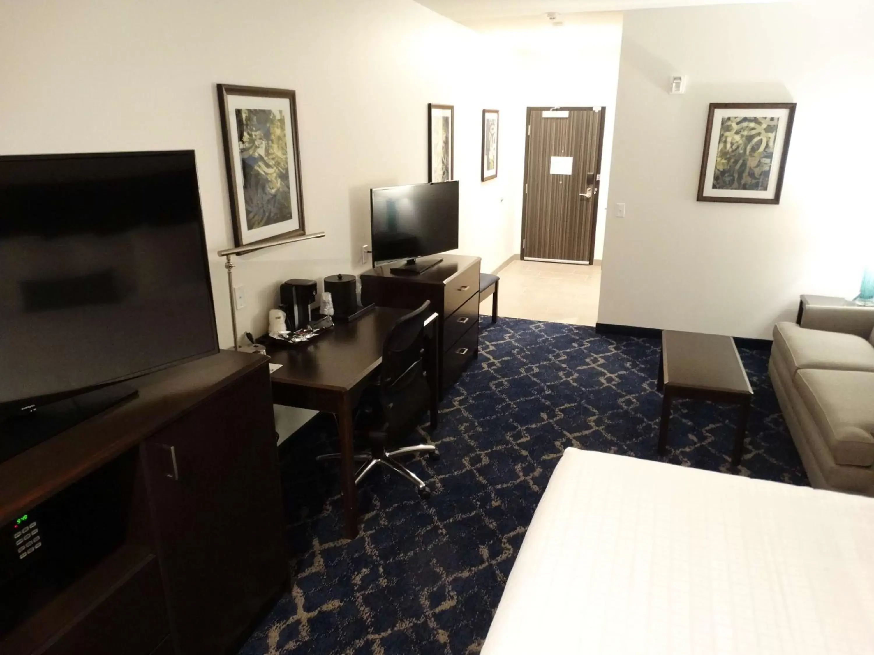 Photo of the whole room, TV/Entertainment Center in Best Western Plus New Richmond Inn & Suites