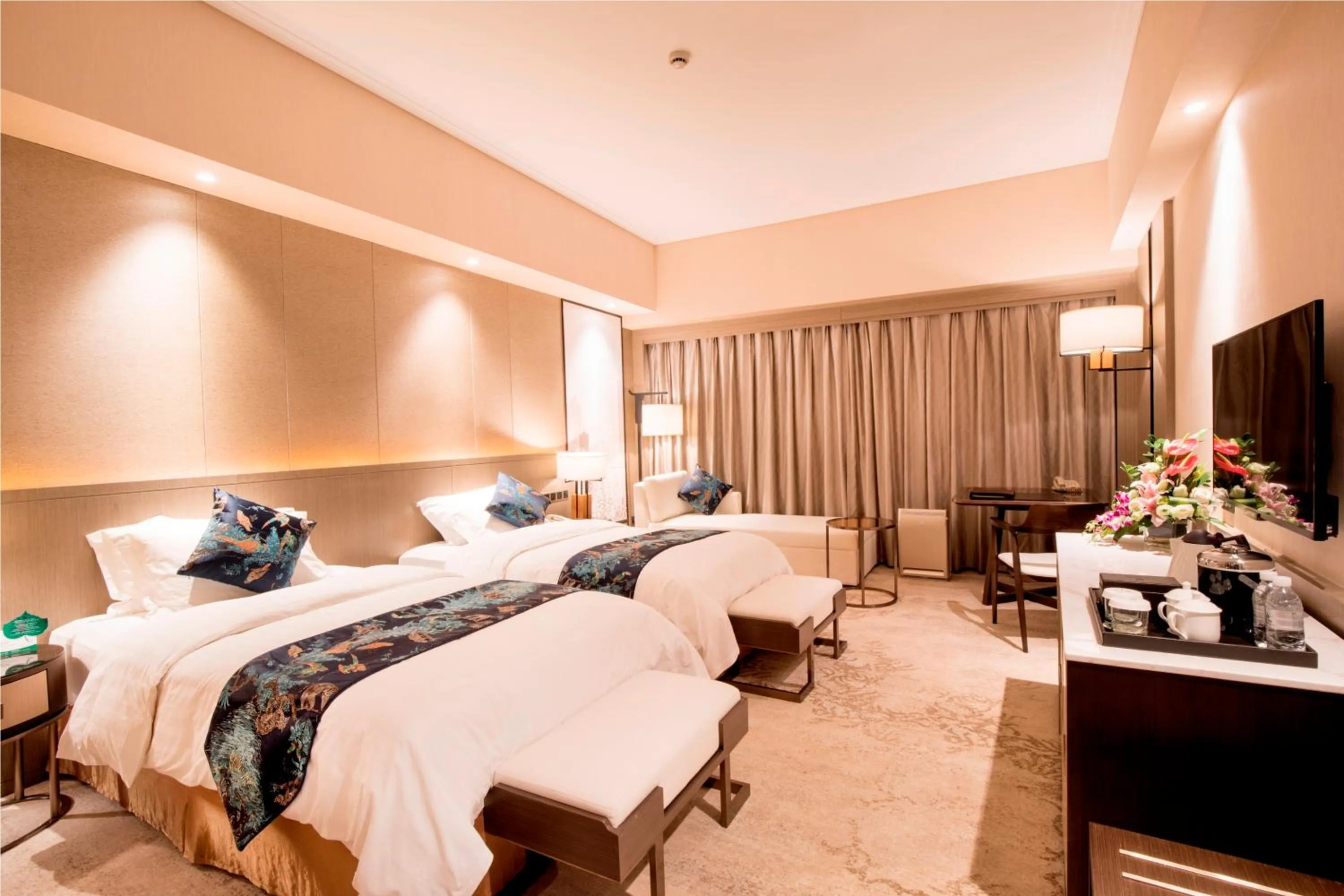 Photo of the whole room, Bed in Jin Jiang Pine City Hotel