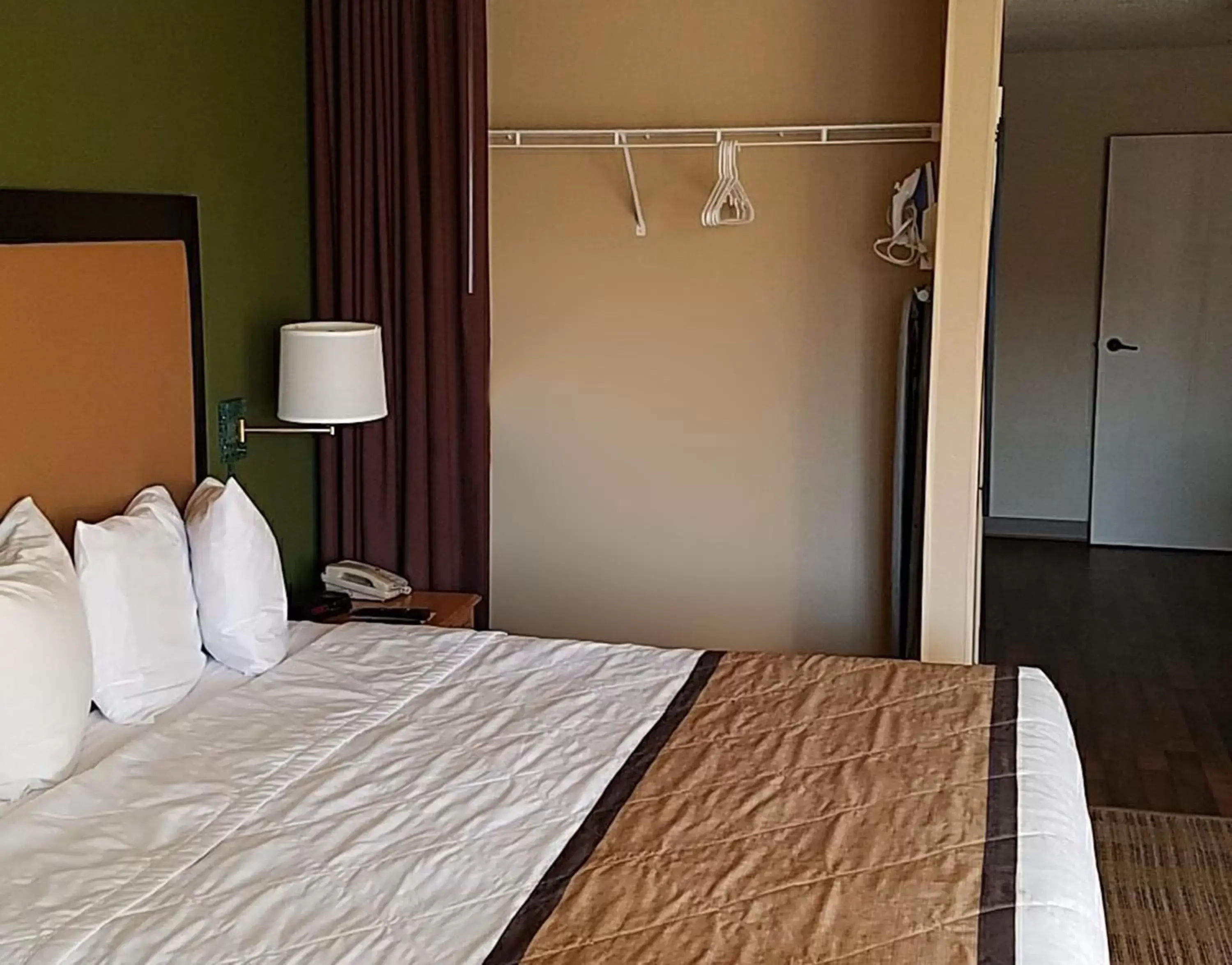 Bed in Extended Stay America Suites - Minneapolis - Eden Prairie - Technology Drive