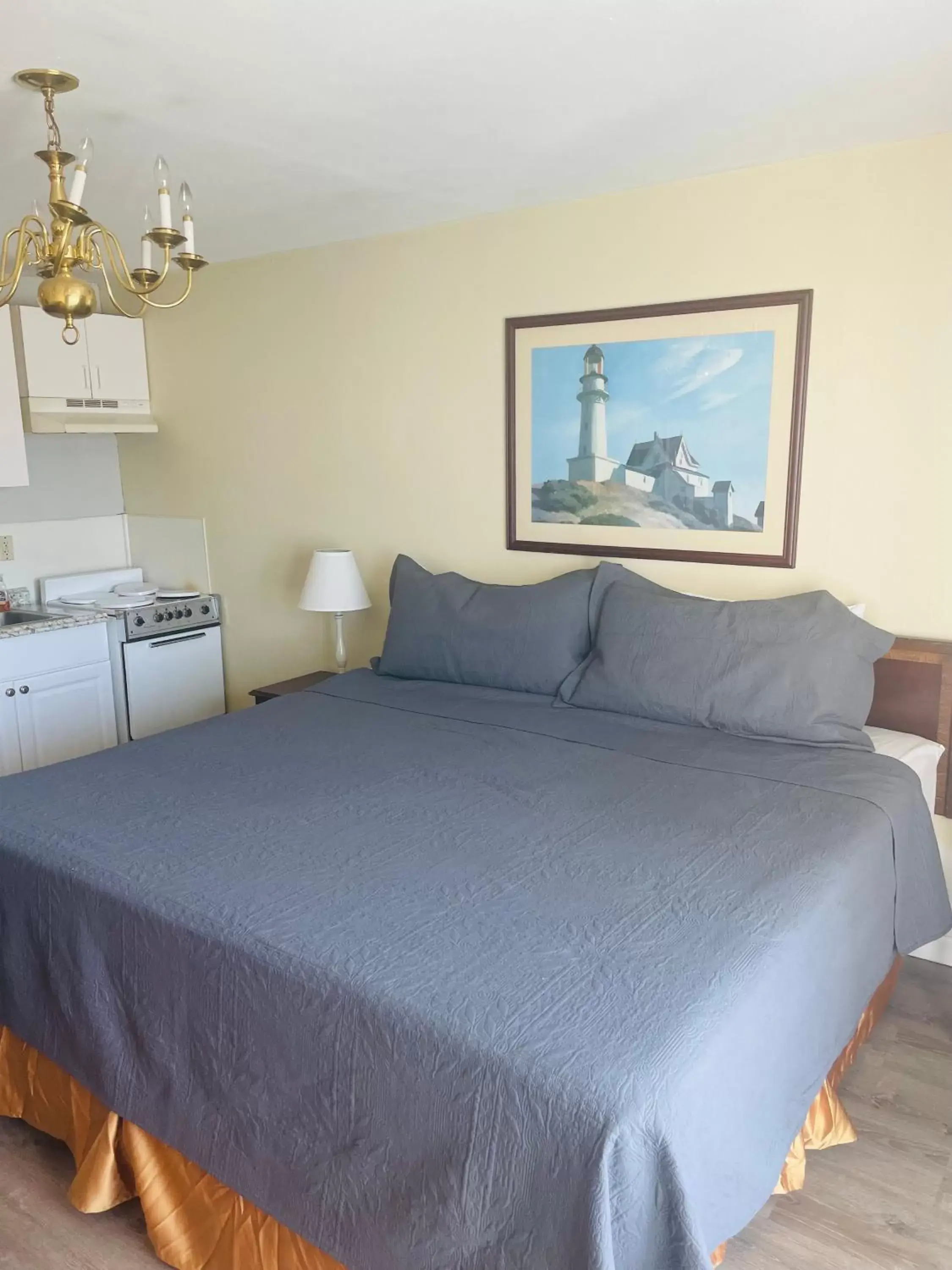 Kitchen or kitchenette, Bed in Ships Inn Kitchen or kitchenette, Bed in Ships Inn