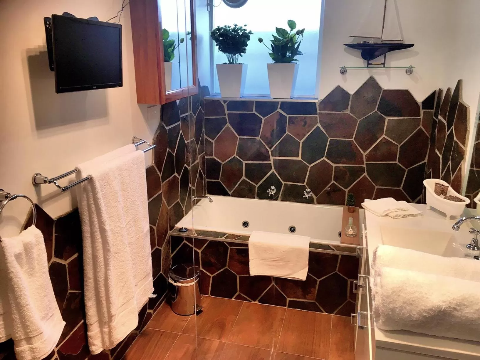 Bathroom in Motel Mayfair on Cavell